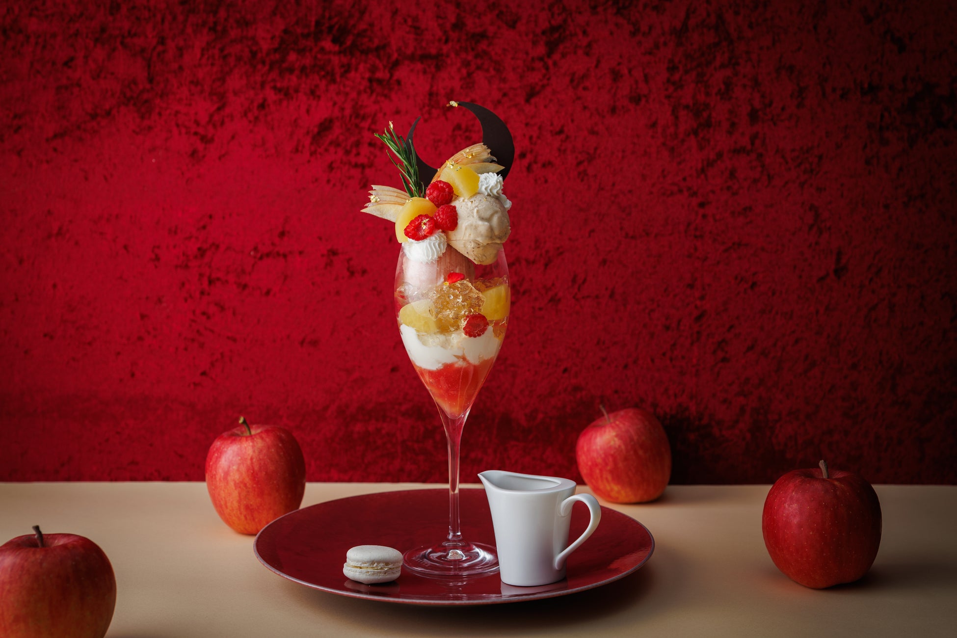 学生企画が沖縄の観光施設で商品化。福岡ホテル・ウェディング＆製菓調理専門学校、DMMかりゆし水族館と共同開発した「ノロロロールケーキ」を発売