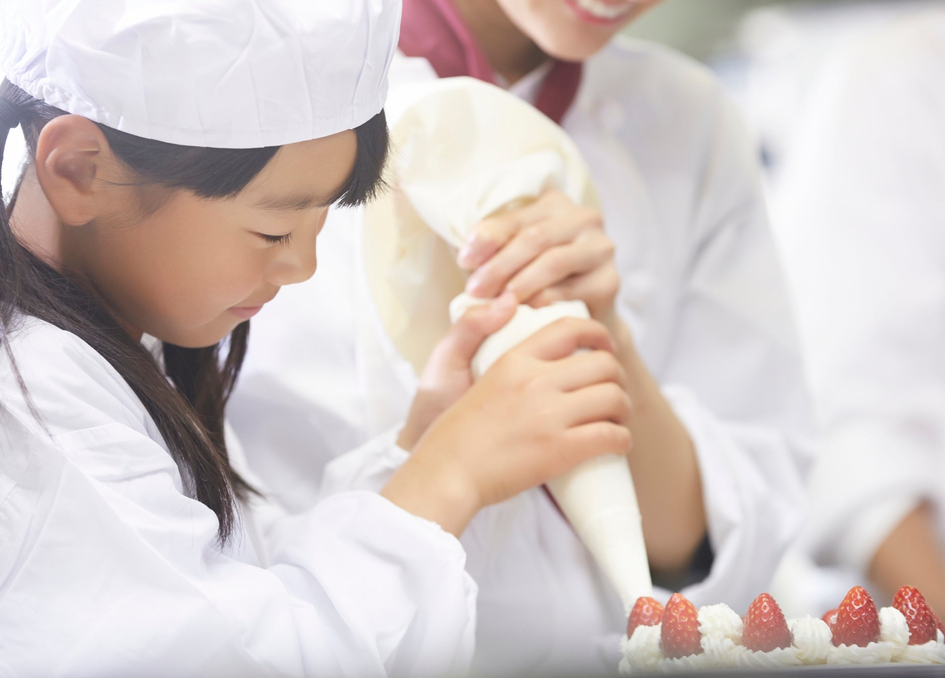 PLAY! PARKが贈る、奇妙で可愛いクリスマス支度！ツリーに変身・巨大ケーキおみこし！0〜12歳のための冬限定イベント