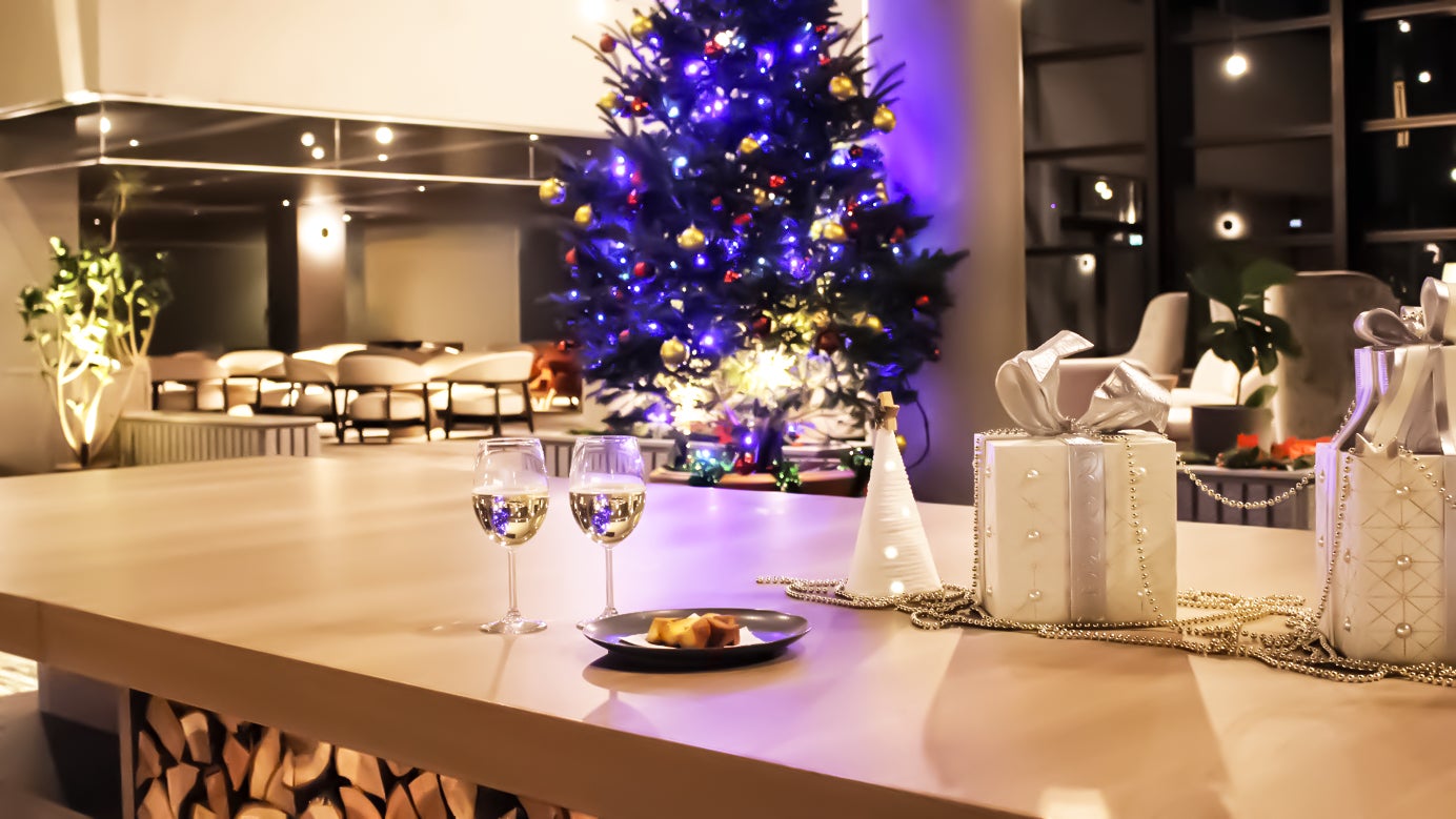 12月1日(月)から「すみっコぐらしあそびスタジオ」にてクリスマスイベント開催！ すみっコたちとサンタ姿でパーティーを楽しもう！　数量限定！ぬい撮り背景になる「クリスマスカード」をプレゼント！