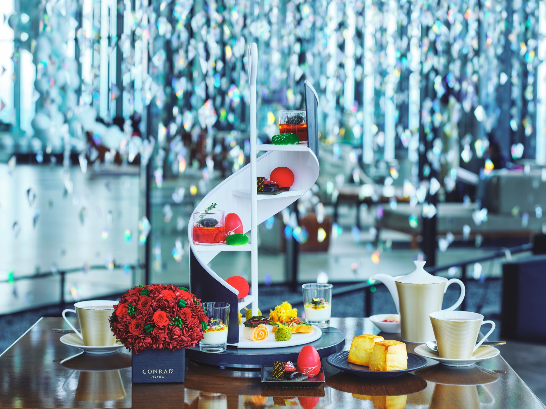 コンラッド大阪×ニコライ バーグマン フラワーズ & デザイン　「Blooms & Bites」 ストロベリーアフタヌーンティー