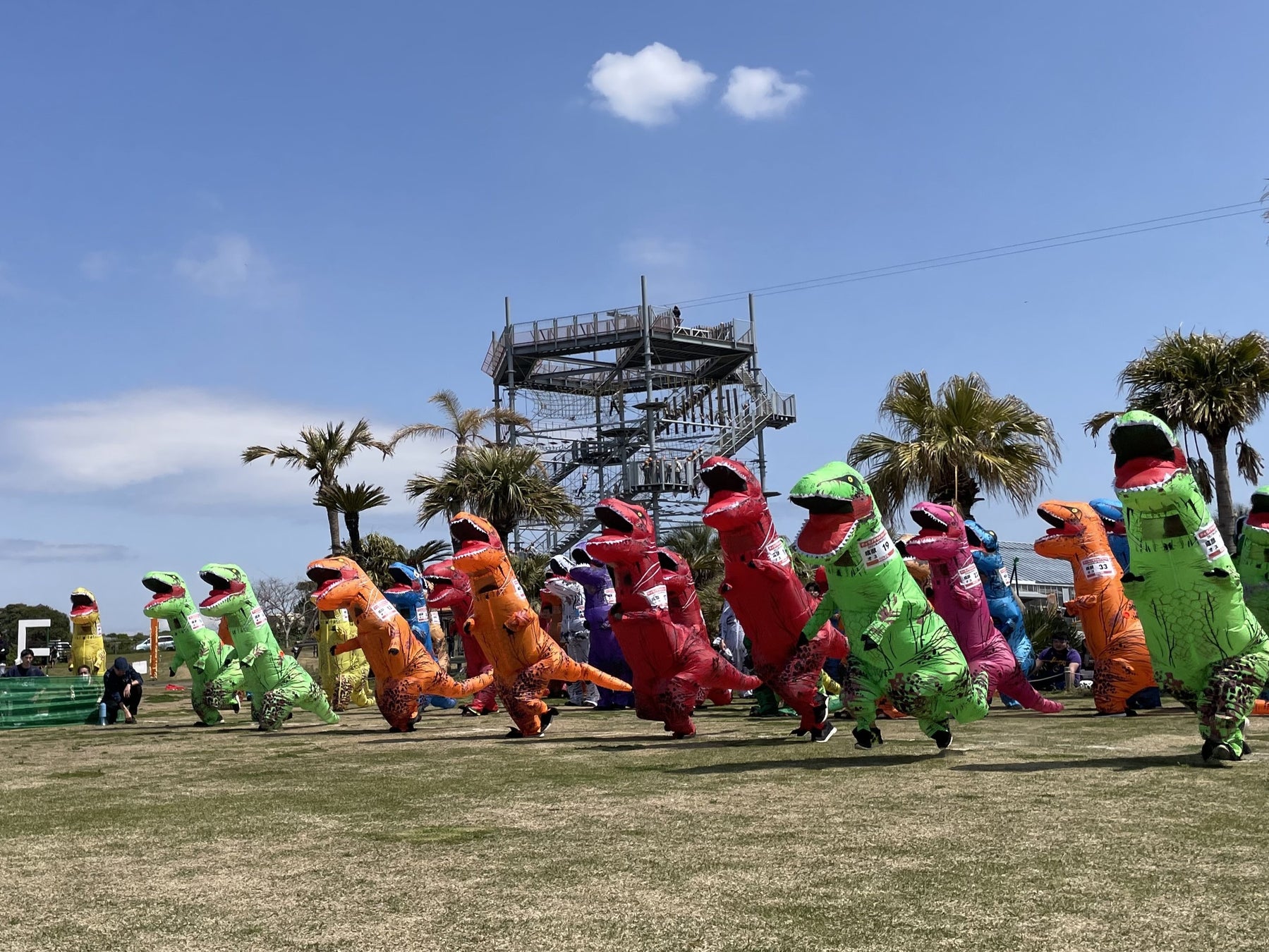 【横須賀・ソレイユの丘】恐竜たちが原っぱを駆け抜ける！『第3回ティラノサウルスレース』を2026年1月17日(土)に開催します。