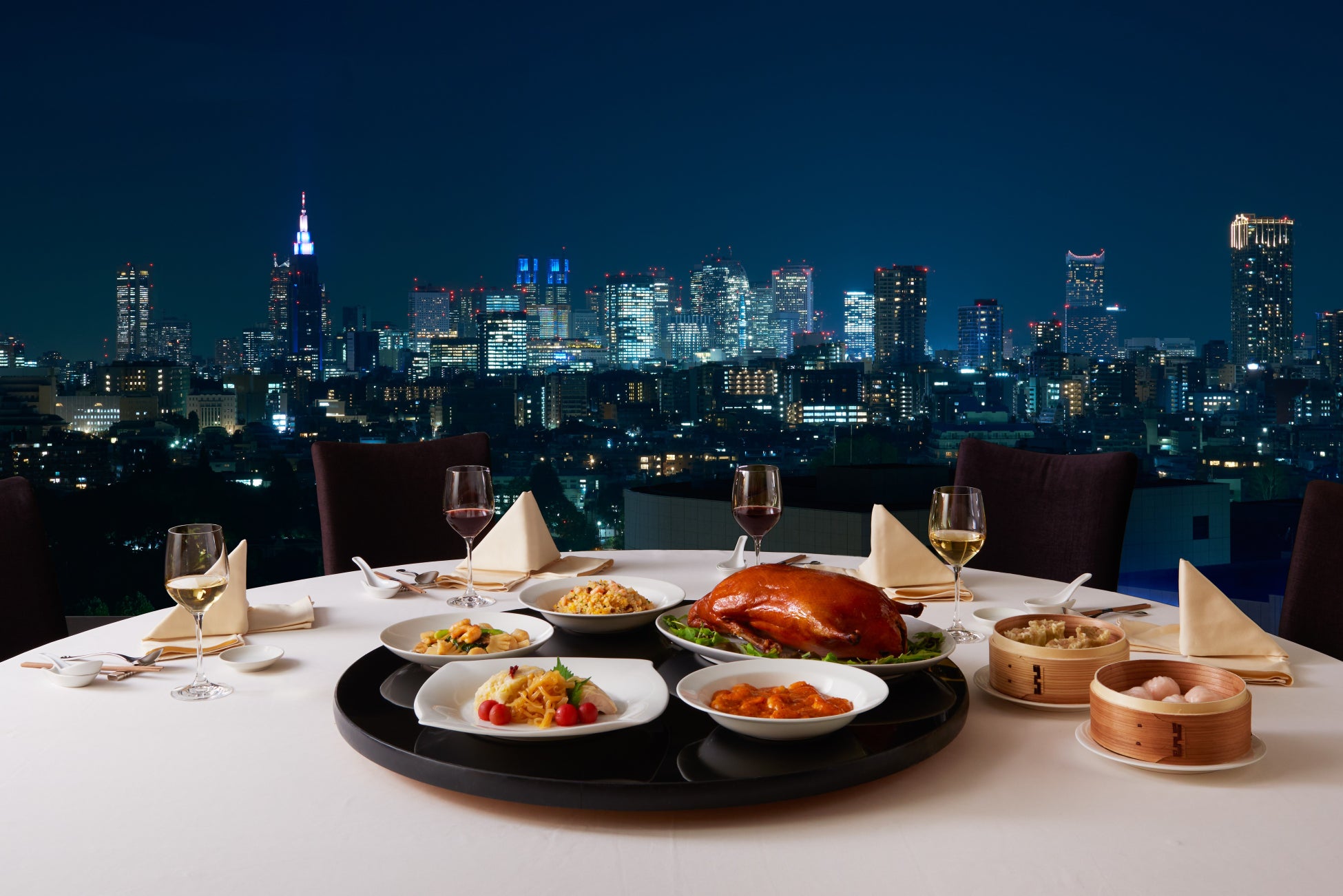 【ジャヌ東京】「TRADMAN’S BONSAI」の盆栽に染まるフェスティブシーズン – 史上初のクリスマスツリーの盆栽ほか、盆栽からインスパイアされた限定ディナーやカクテル登場