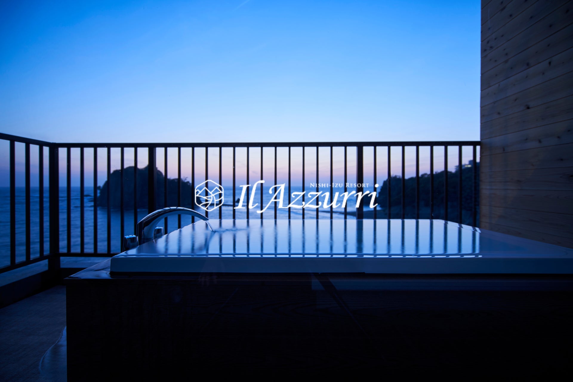 日比谷花壇とアートアクアリウム美術館 GINZAが初コラボレーション。「花手水」を想わせる幻想的な花空間で金魚が華やかに舞う。