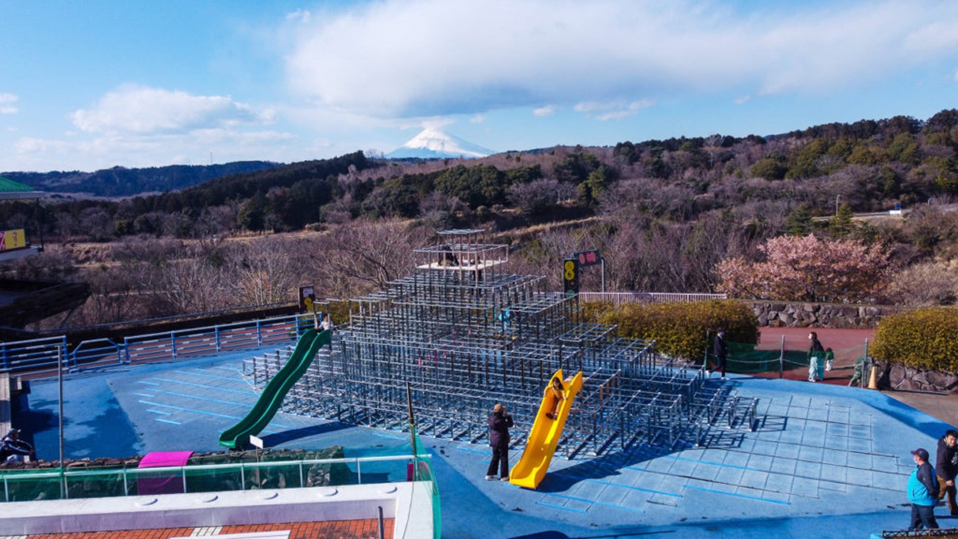 飛行機の日(12/17)を前に、“飛行機が見える銭湯”で創造力が離陸