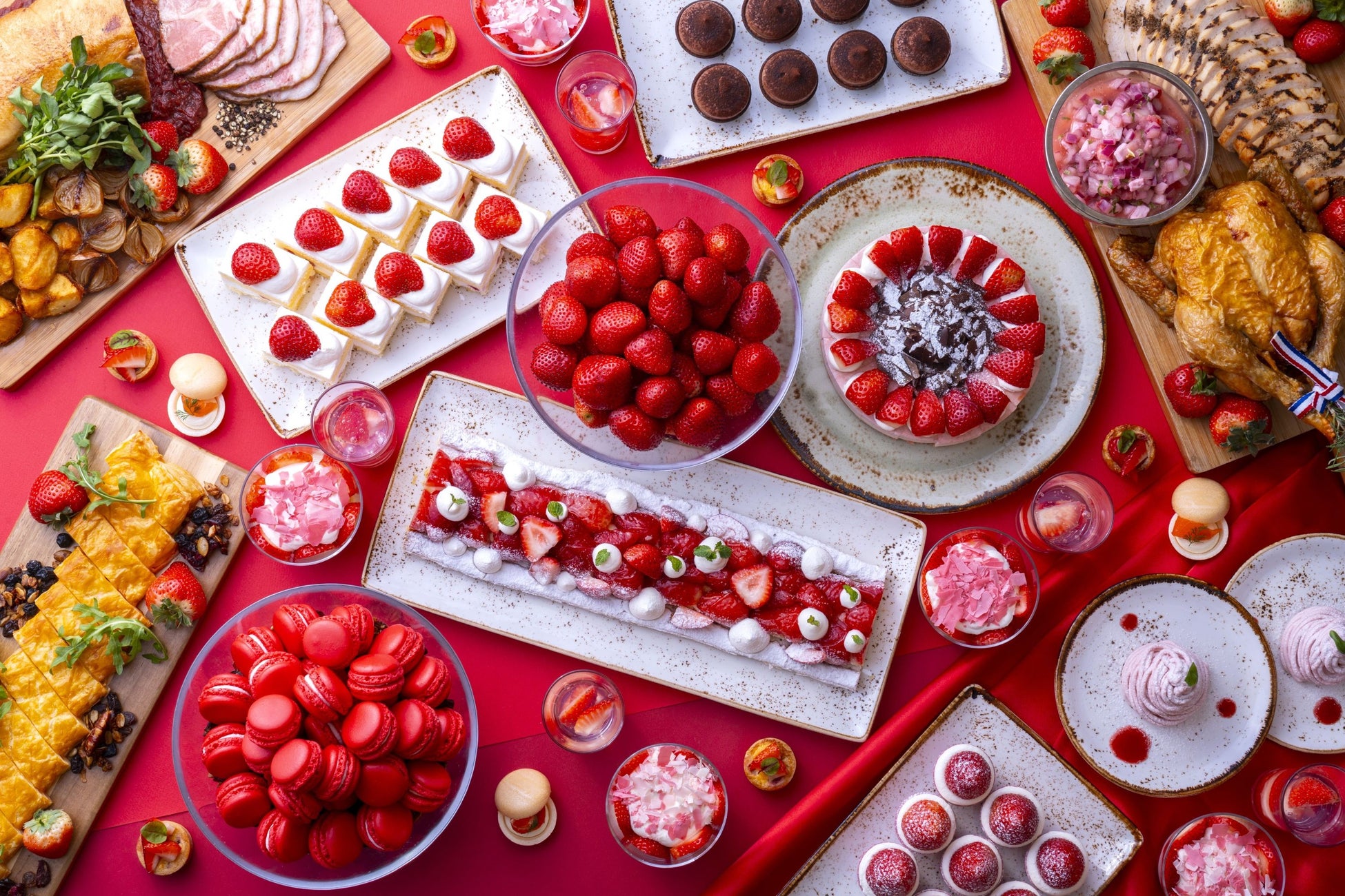 真っ赤な苺がきらめく！ホテルクオリティのスイーツとセイボリーが食べ放題。「ストロベリーアフタヌーンティーブッフェ」開催