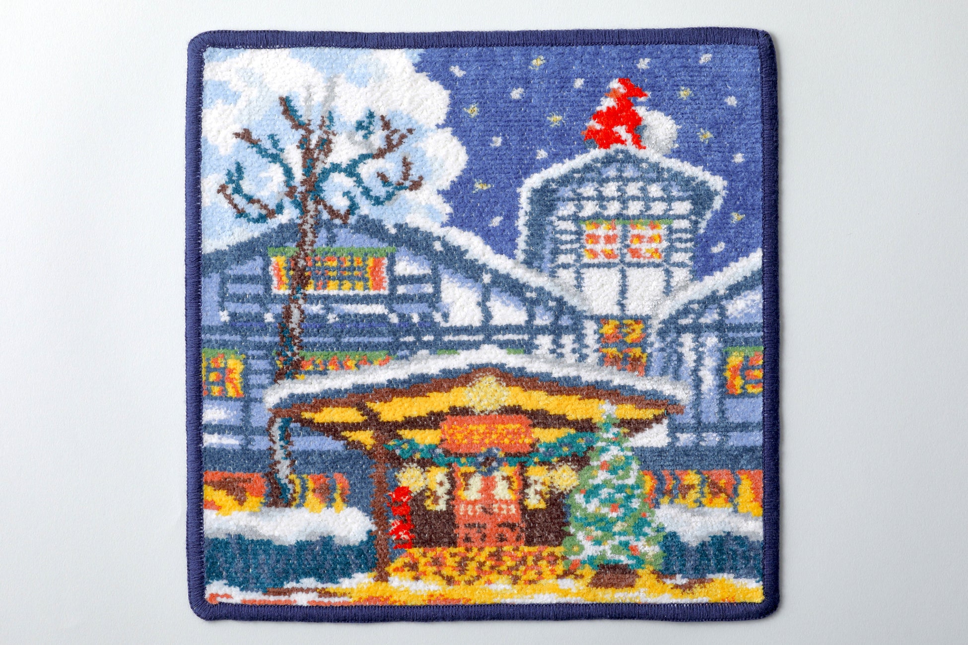 【万平ホテル】「FEILER」コラボ第3弾、サンタが訪れる雪景色のアルプス館を表現　「万平クリスマスハンカチ」本日より発売開始