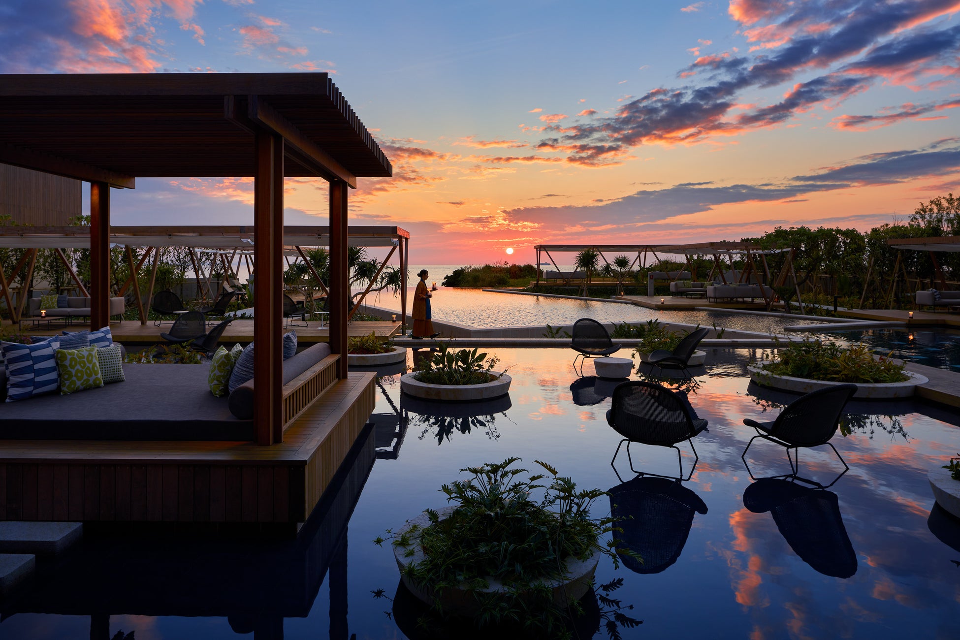 希少な白いちごと深紅のいちごが華やぐ「白いちごのホワイトパフェ」と「ストロベリーロゼパンケーキ」が登場