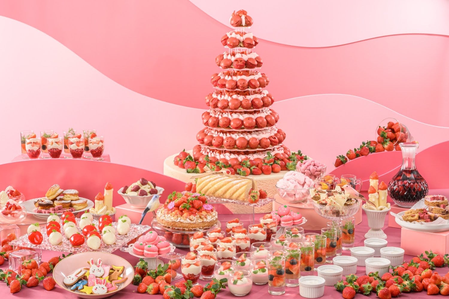 【神戸北野ホテル】至福のいちごスイーツビュッフェ～アシェット・デセールの赤と白の魔法～期間：2026年1月8日(木)～3月31日(火)