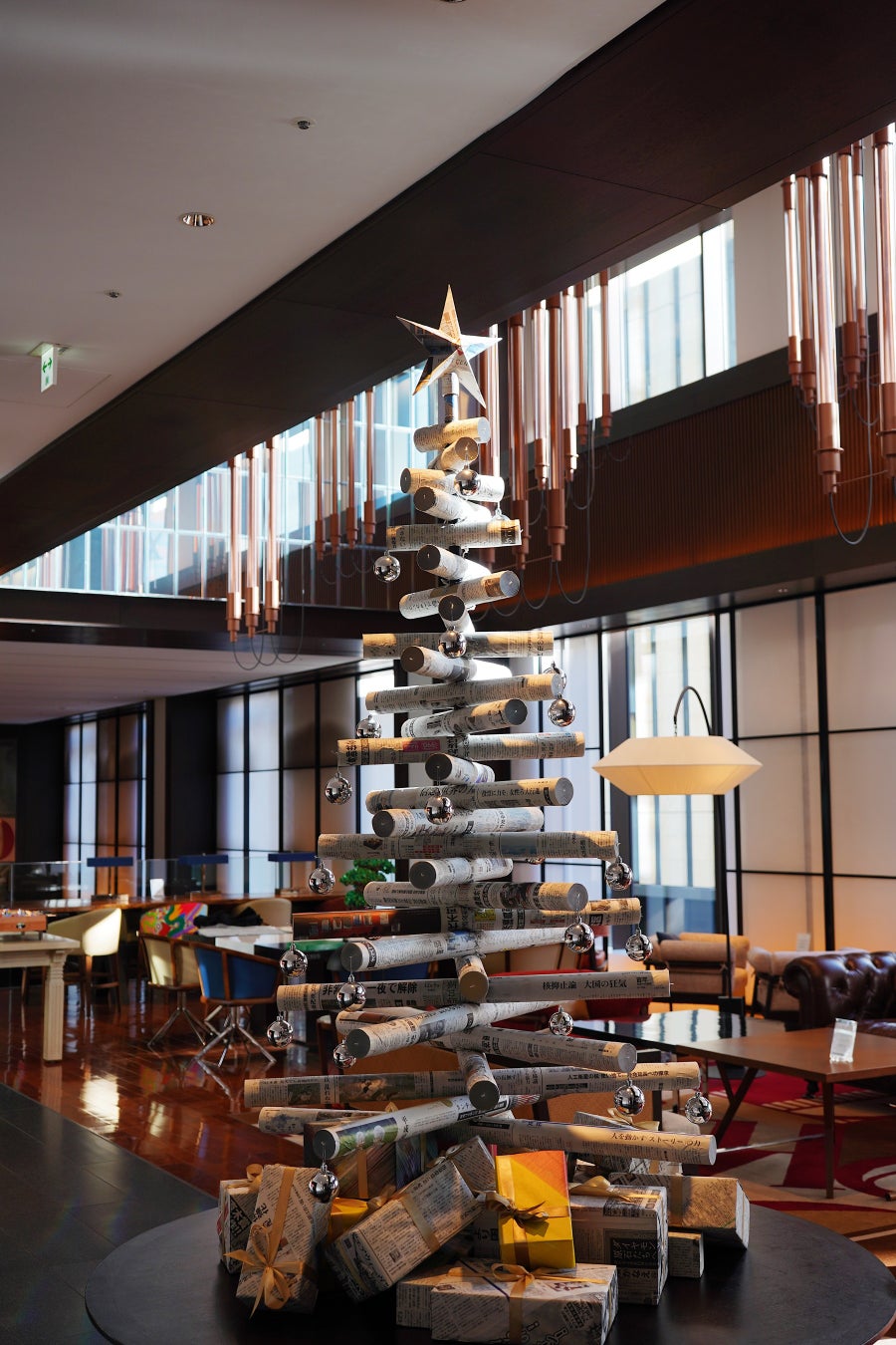 新聞社の記憶が残る銀座に“新聞”と“文字”をテーマにしたアートなクリスマスツリーが登場