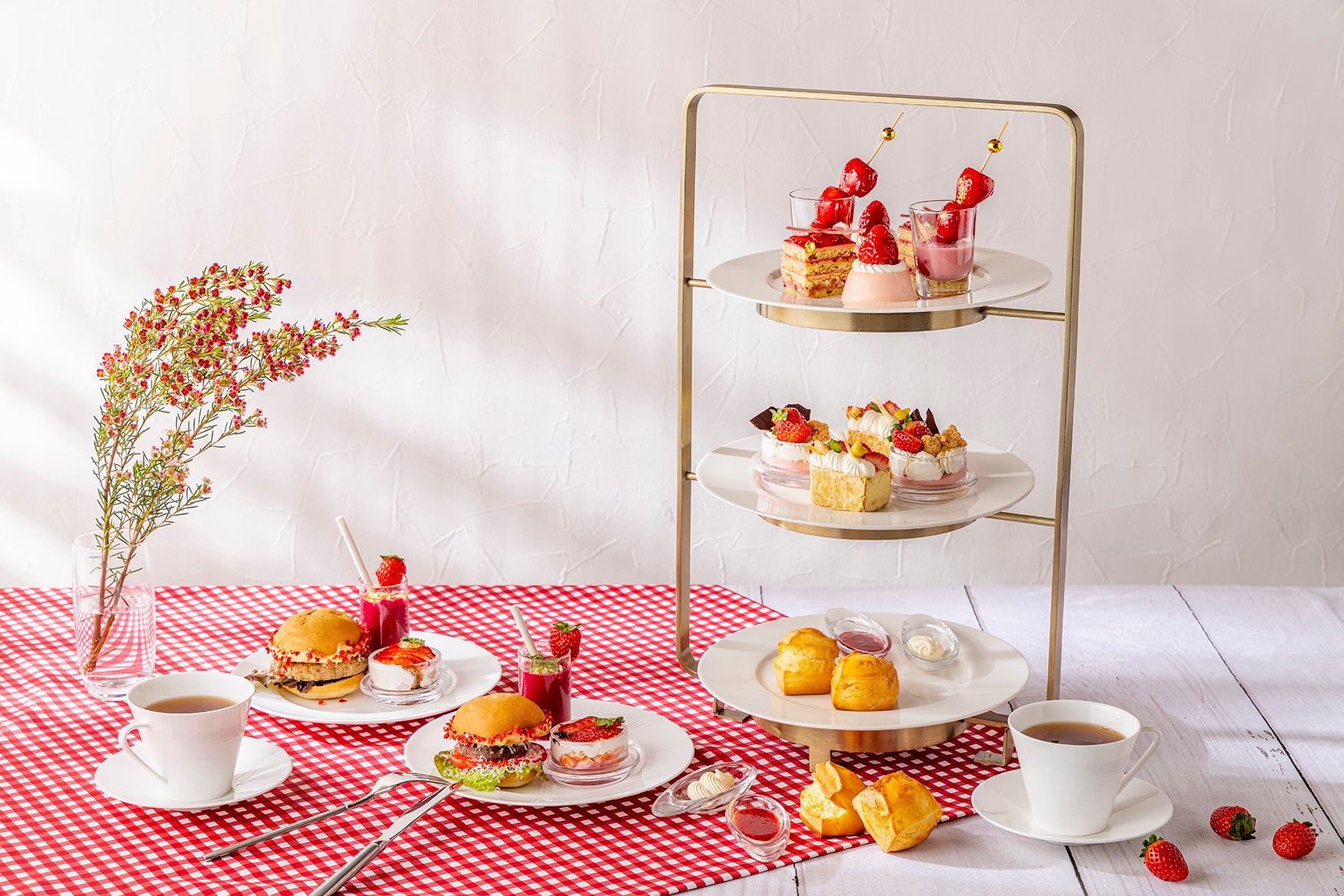 甘酸っぱく華やかな冬のご褒美 旬のいちごを贅沢に使った 赤×白で彩る「ストロベリーピュアルージュ アフタヌーンティー」 12月28日販売開始