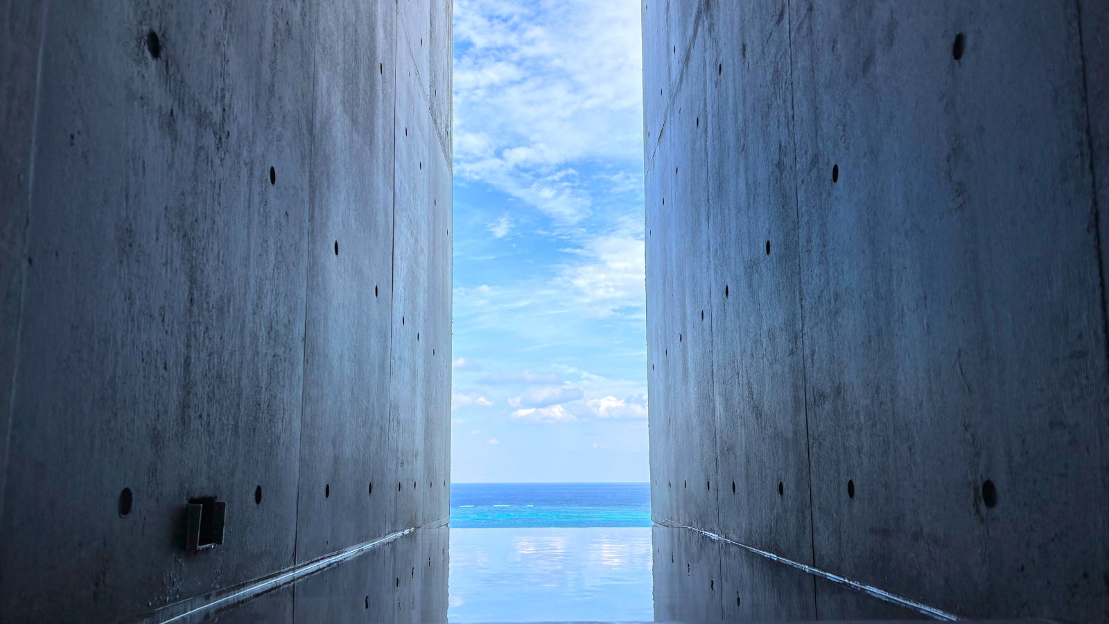 沖縄に新名所誕生へ！天空と海がつながるプライベートサウナヴィラ。インフィニティ露天風呂で極上の“ととのい”を味わえる1棟貸切ヴィラ「MERIVAS MOTOBU」始動！