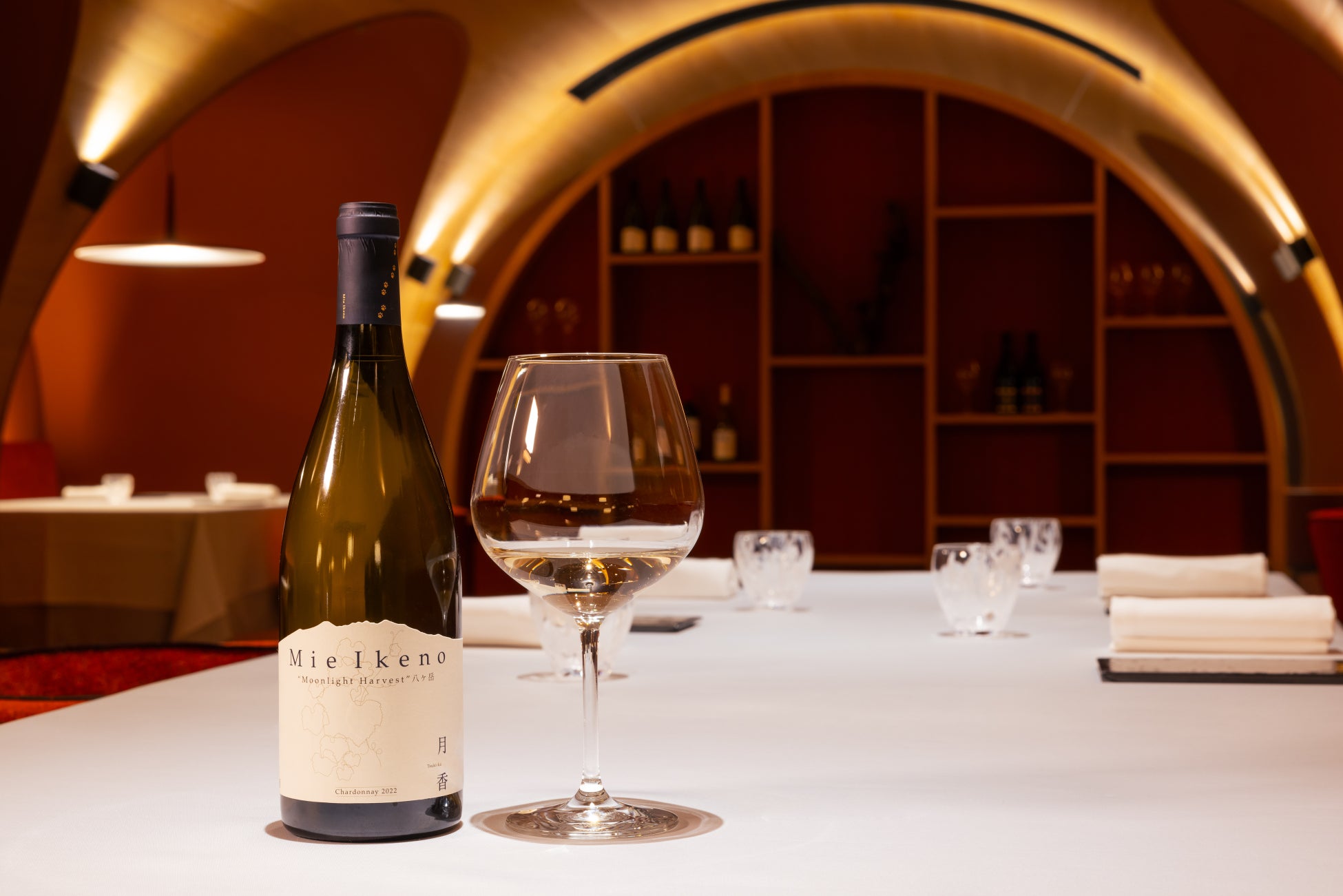 【リゾナーレ八ヶ岳】月の光の下、真夜中に収穫したシャルドネのみで醸造したワイン「Mie Ikeno 月香 Chardonnay 2024」を宿泊者限定で販売