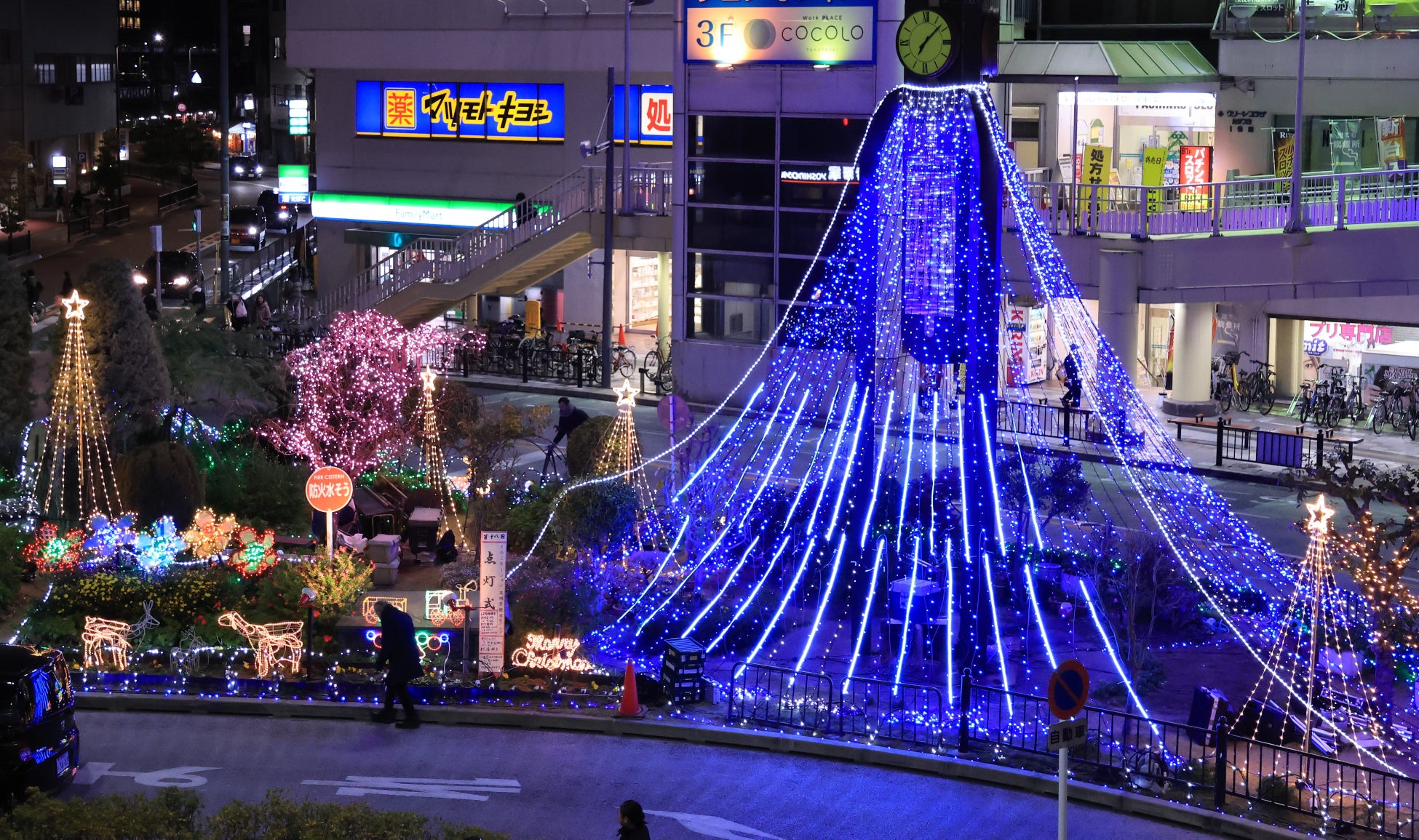 JR高槻駅前を冬恒例のイルミネーションが彩る