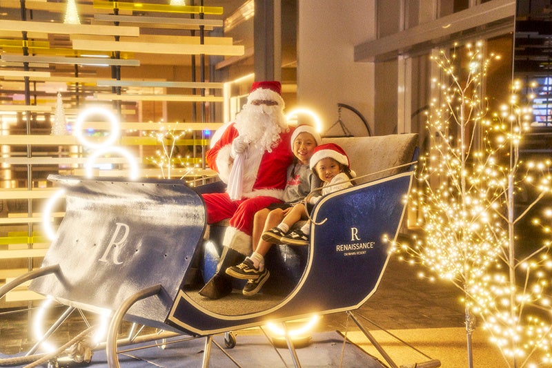 沖縄・恩納村【サンタと一緒に☆記念撮影】高さ13ｍのバブルツリー、イルカのイルミネーション、夢のキャンディハウス etc.