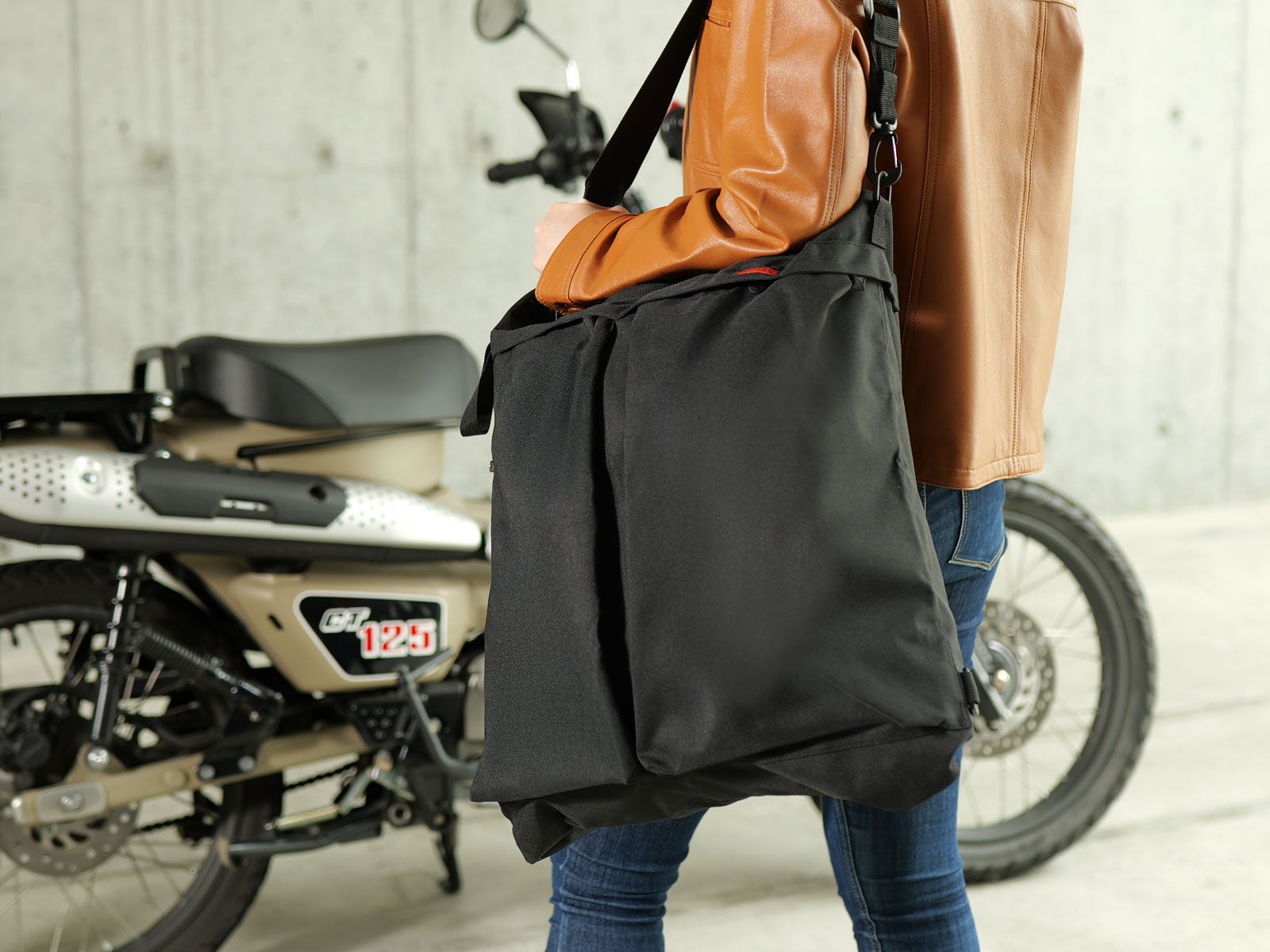 折りたたんで持ち運べる「オートバイ ヘルメット専用トートバッグ」を発売