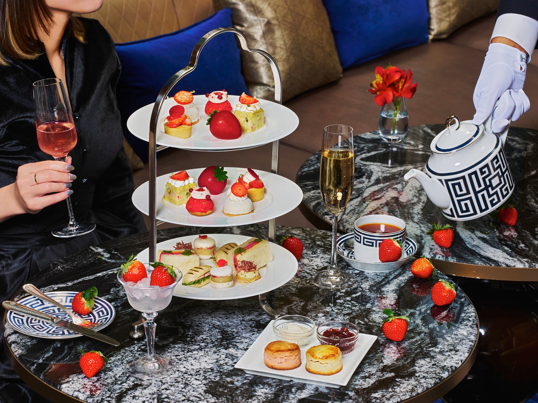 【セント レジス ホテル 大阪】新エグゼクティブ ペストリーシェフの感性が描く、甘美な苺のアート「セントレジス・ストロベリーアフタヌーンティー」