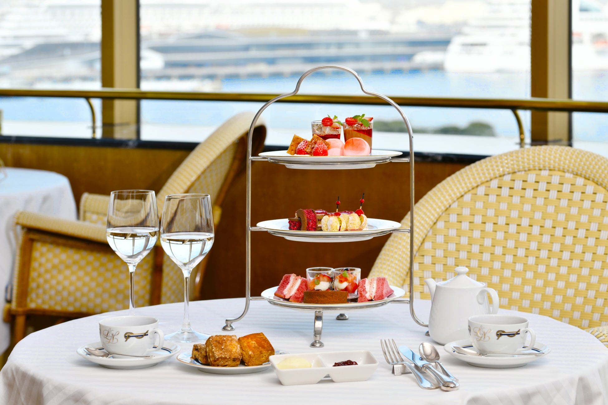 【ホテルニューグランド】澄み渡る横浜港の景色を眺めながらの至福のひととき！「絶景とともに楽しむ 苺のアフタヌーンティー」（パノラミックレストラン ル・ノルマンディ）