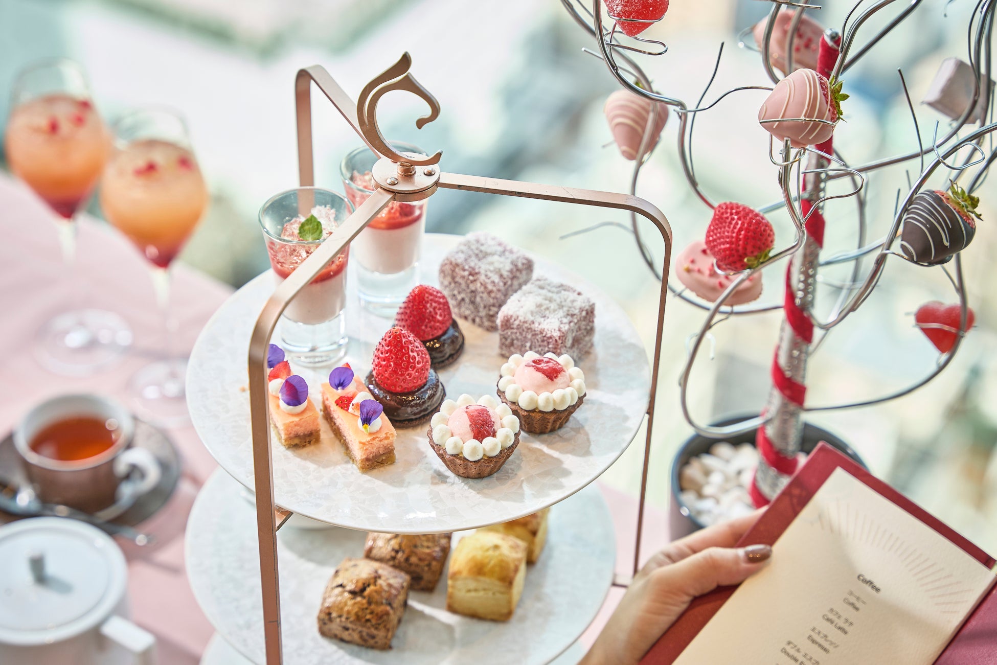 苺を堪能できる大人気のアフタヌーンティーが今年も登場！「ストロベリー＆チョコレート アフタヌーンティー」12月26日(金)より提供開始。