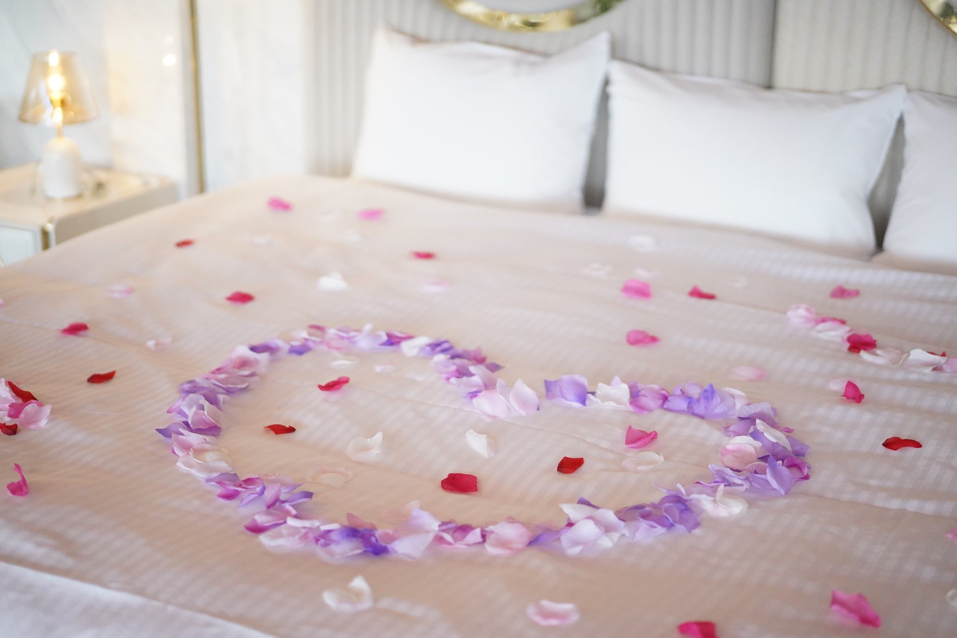 【愛知 知多半島】記念日を彩る新オプションベッドを花びらで美しく演出する「Petal Decoration」提供開始｜～Glamping＆Resort～WOOD DESIGN PARK NOMA