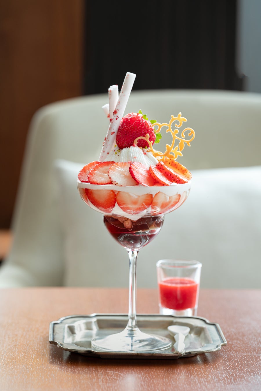 【ホテルオークラ福岡】10種類以上で構成したいちごのパフェ「パルフェ・ビジュー【宝石のパフェ】」を2026年1～2月に提供