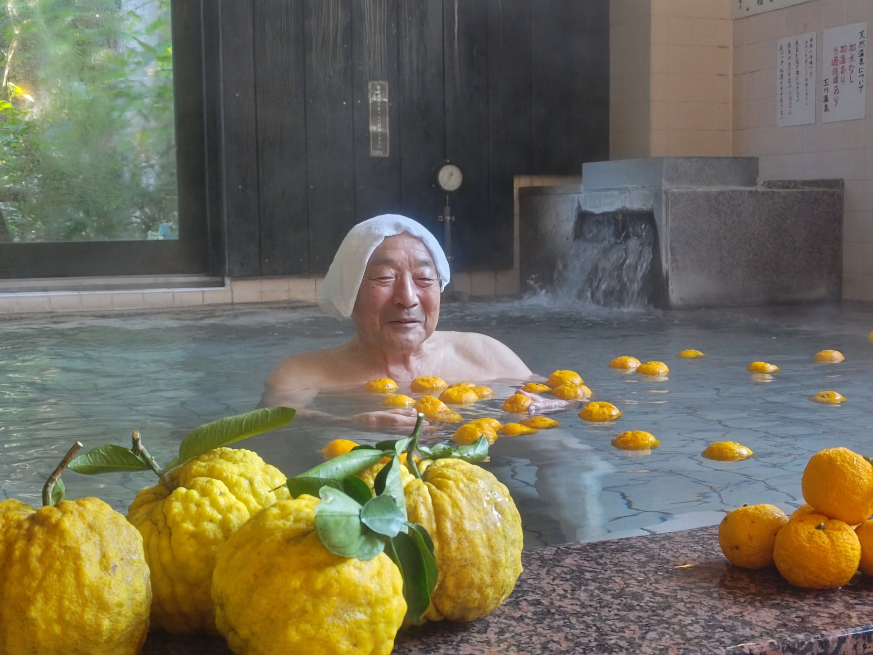 昭和レトロな温泉銭湯 玉川温泉で冬至に合わせ、地元で採れた日本最古の柚子「桂木ゆず」「鬼ゆず」を浮かべるゆず風呂を実施
