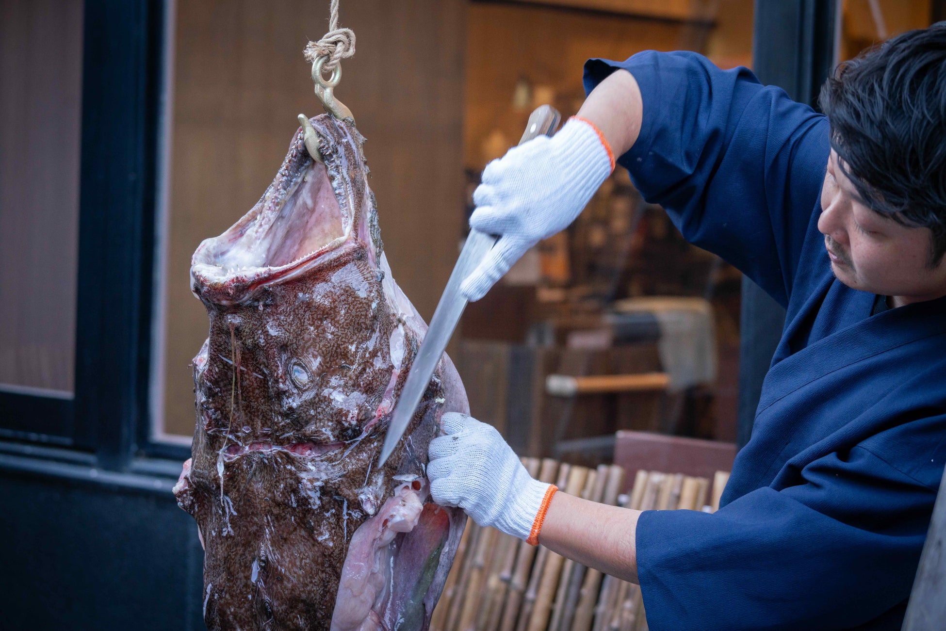 おふろcafe 白寿の湯にて、年始に冬の風物詩「アンコウのつるし切り」を実演。海なし県で行う海の食育イベントです