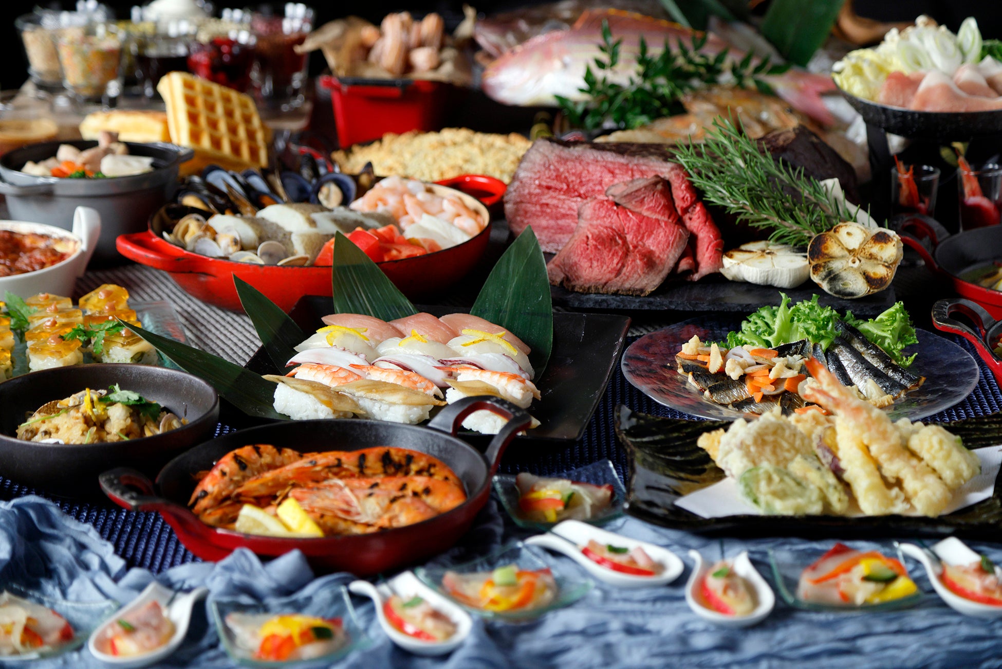 【大阪マリオット都ホテル】海の恵みと冬の味覚を堪能！多彩なシーフード料理と「国産牛ローストビーフ」など人気の定番メニューが並ぶ期間限定フェア”Oceans Festa～海の幸ブッフェ～”を開催