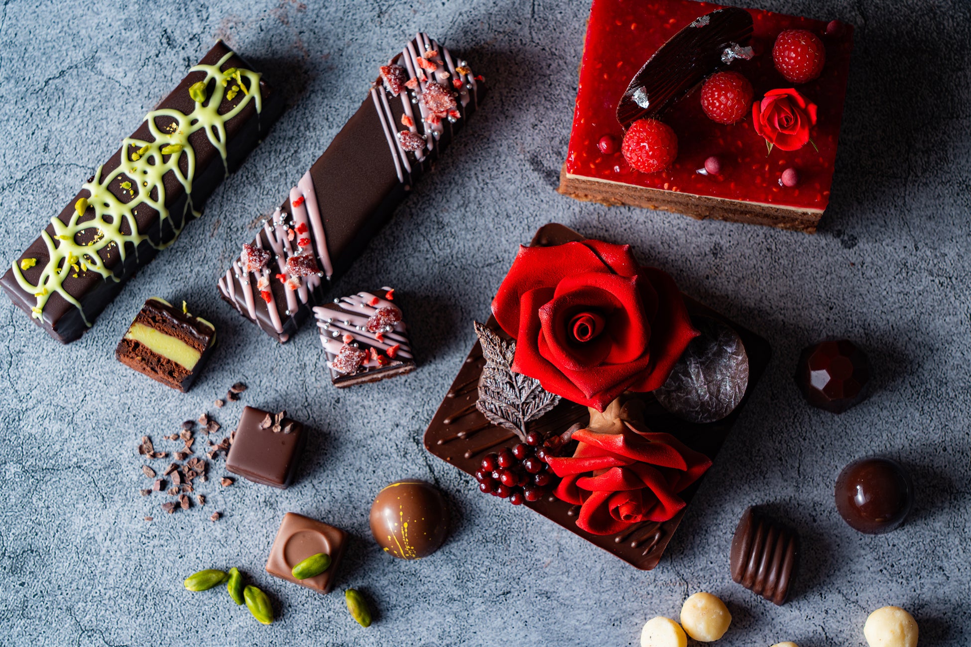 京王プラザホテルの2026年バレンタイン＆ホワイトデー。華やかなバラを表現した80台限定の新作「ローズ ショコラ」をはじめショコラティエの技が光る極上のチョコレートスイーツをあなたへ