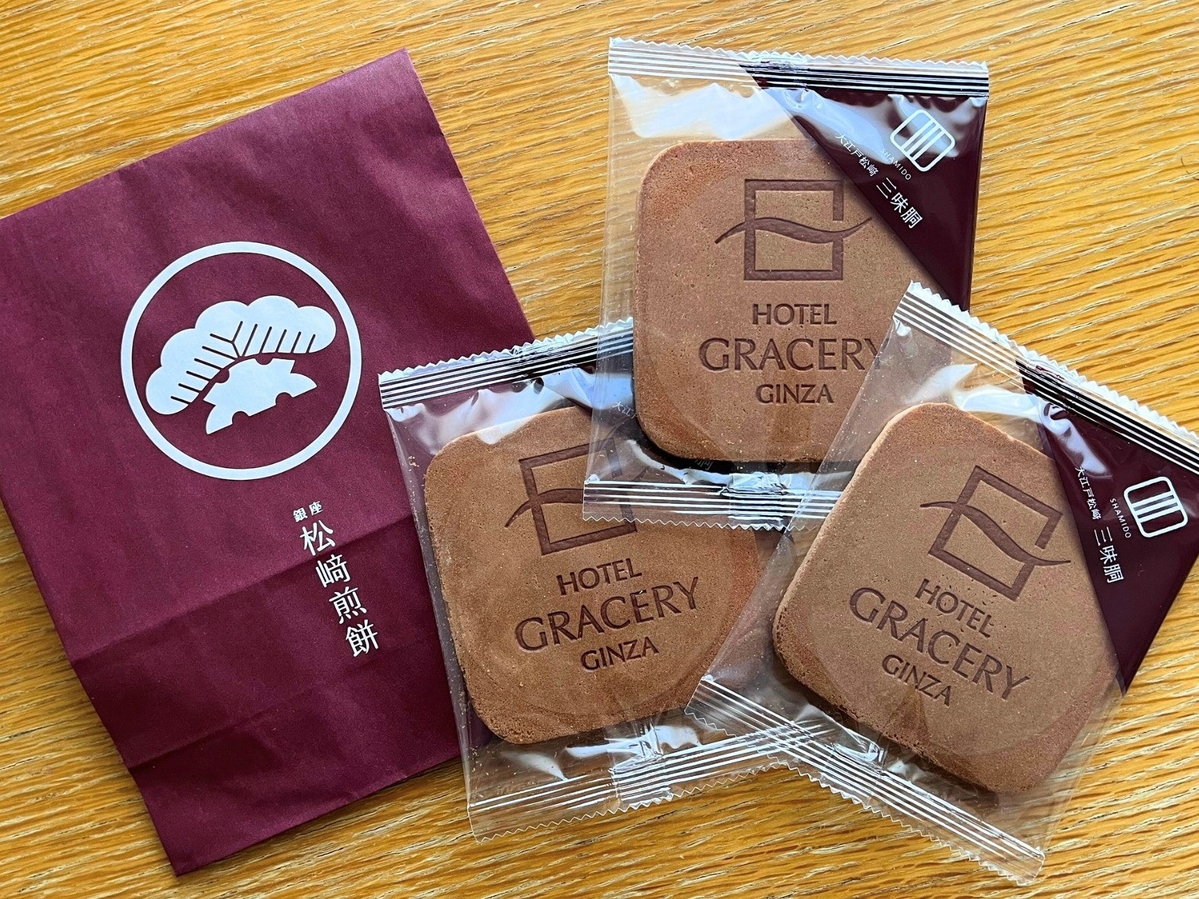 【ホテルグレイスリー銀座】1804年創業の老舗和菓子店「銀座 松﨑煎餅」とタイアップ！　ホテルロゴ入りオリジナル瓦煎餅をプレゼント