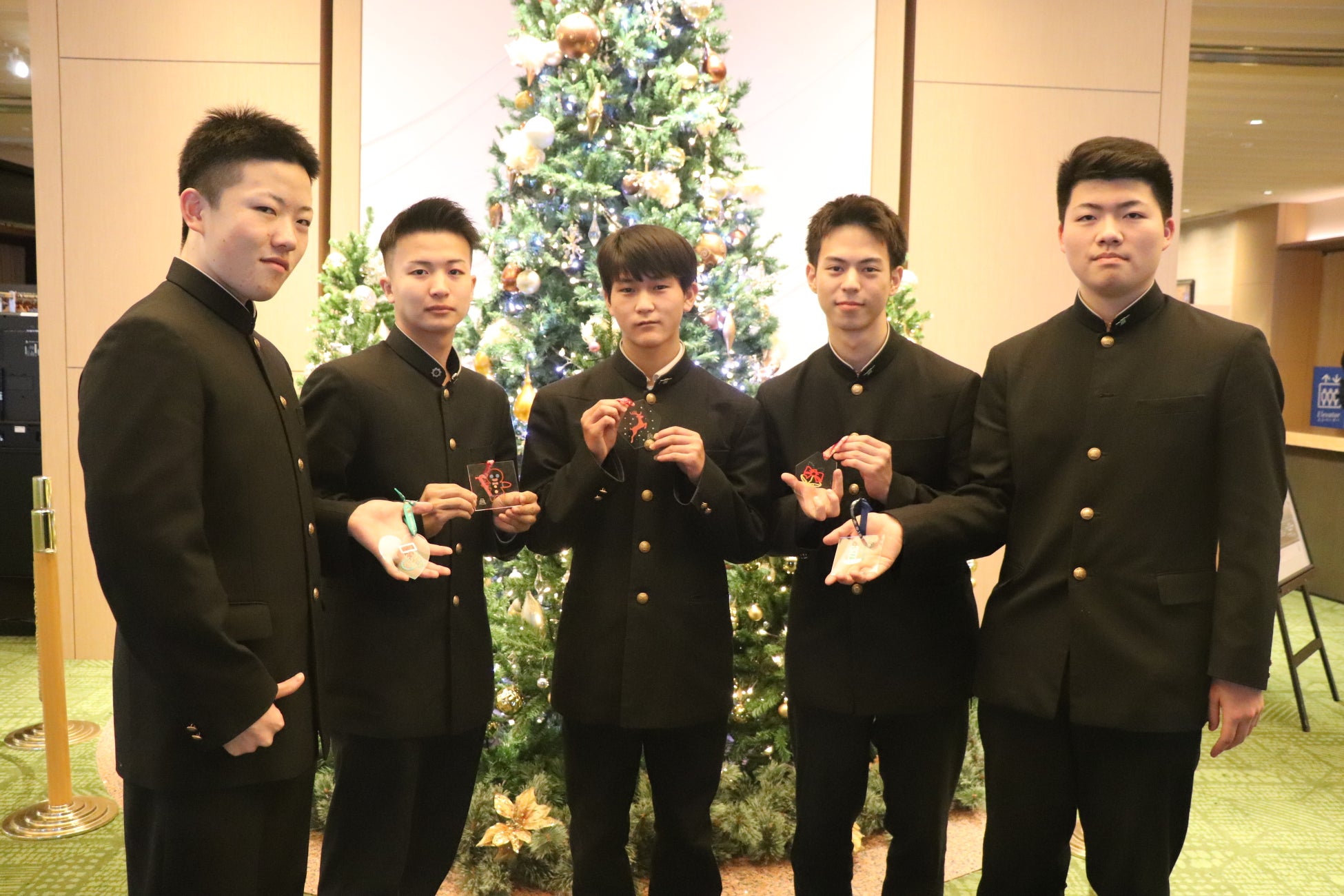 北海道札幌工業高等学校・㈱アイドウ様とのコラボレーション飛沫防止アクリルパーテーションを再利用したサステナブル・アートのクリスマスツリー展示