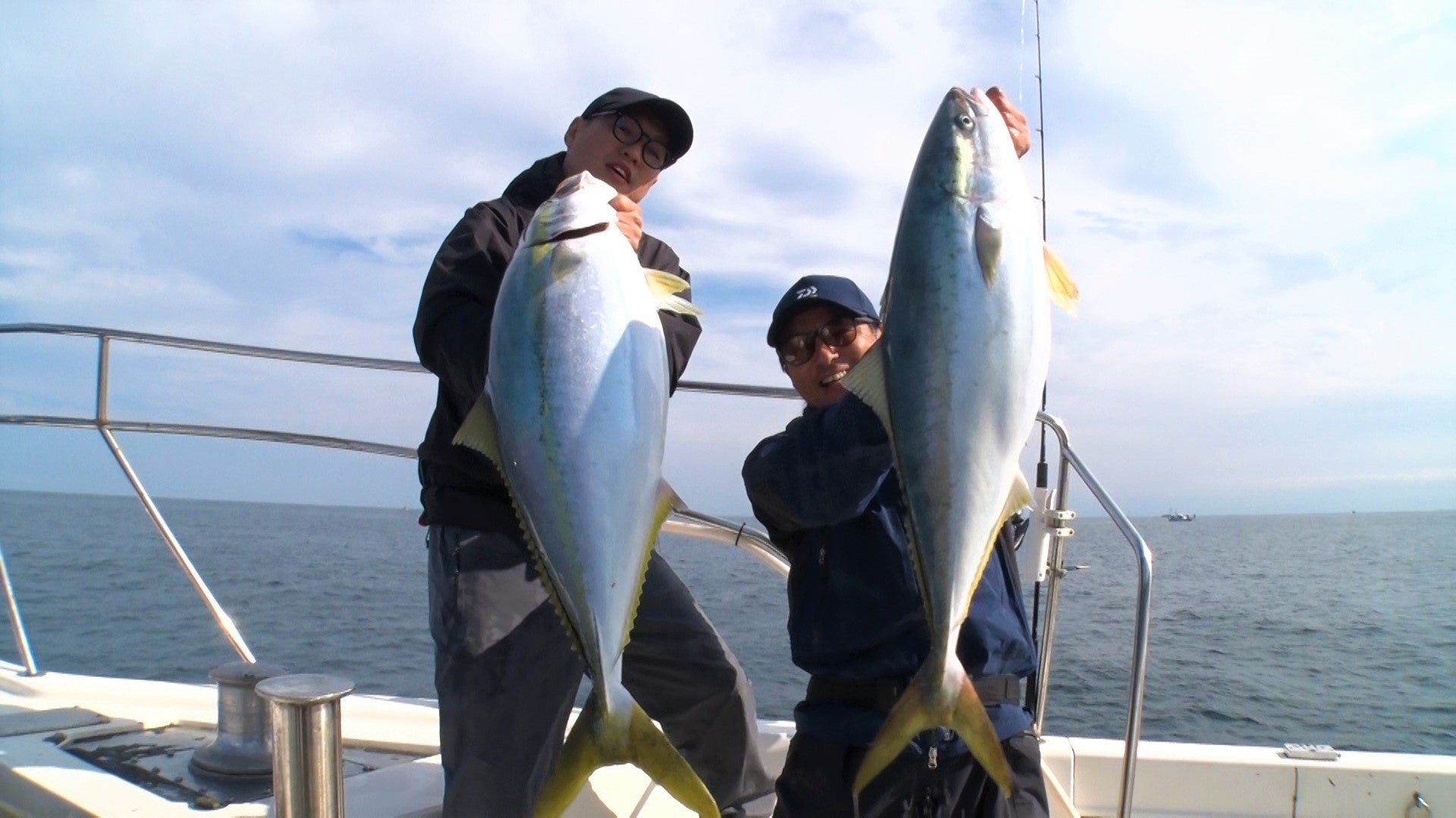 北海道札幌工業高等学校・㈱アイドウ様とのコラボレーション飛沫防止アクリルパーテーションを再利用したサステナブル・アートのクリスマスツリー展示