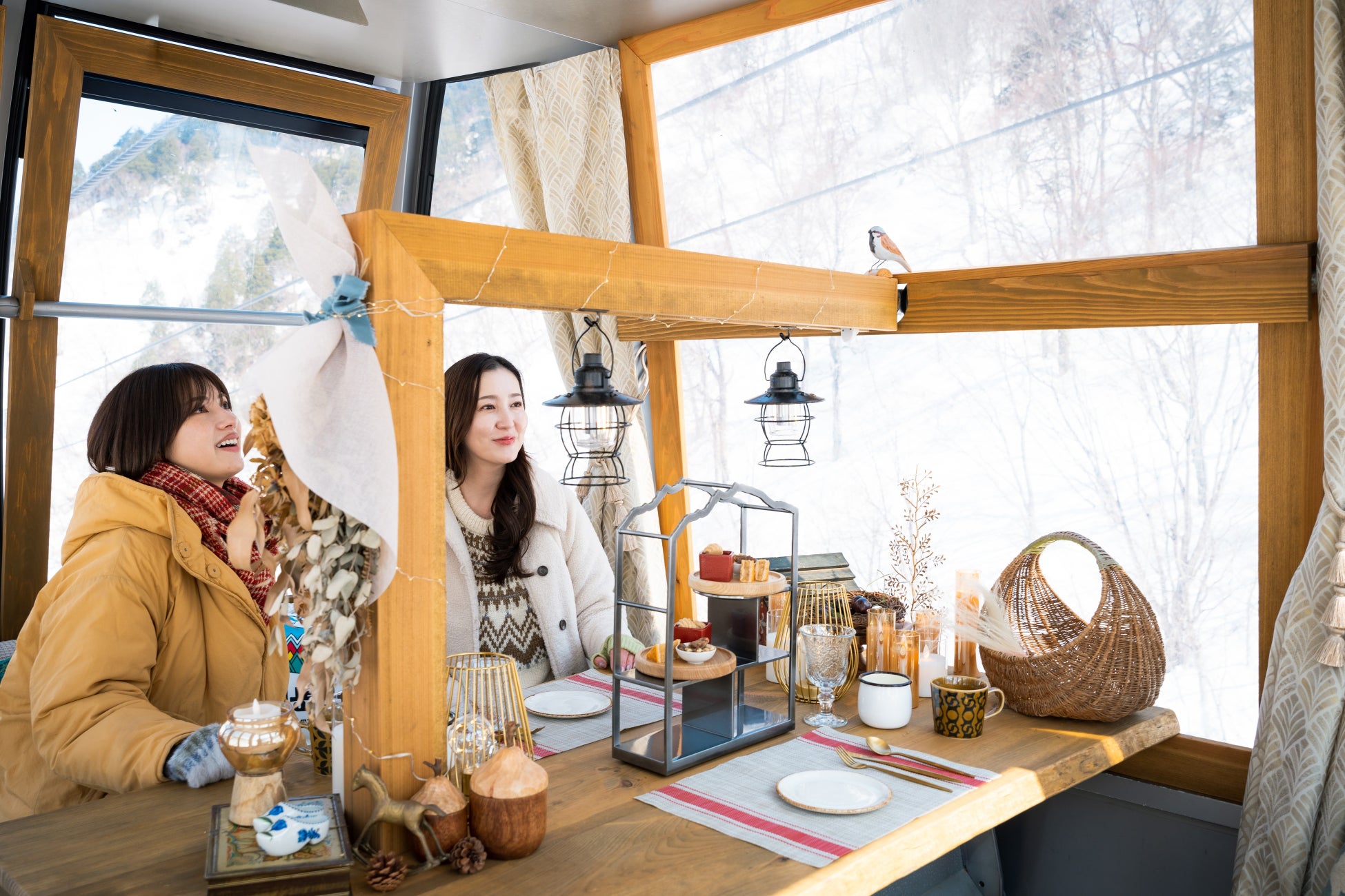 【谷川岳ヨッホ】特製ゴンドラに乗りながら、標高1,300mまで空中ピクニックを楽しむ「雪舞うゴンドラクルーズピクニック」開始