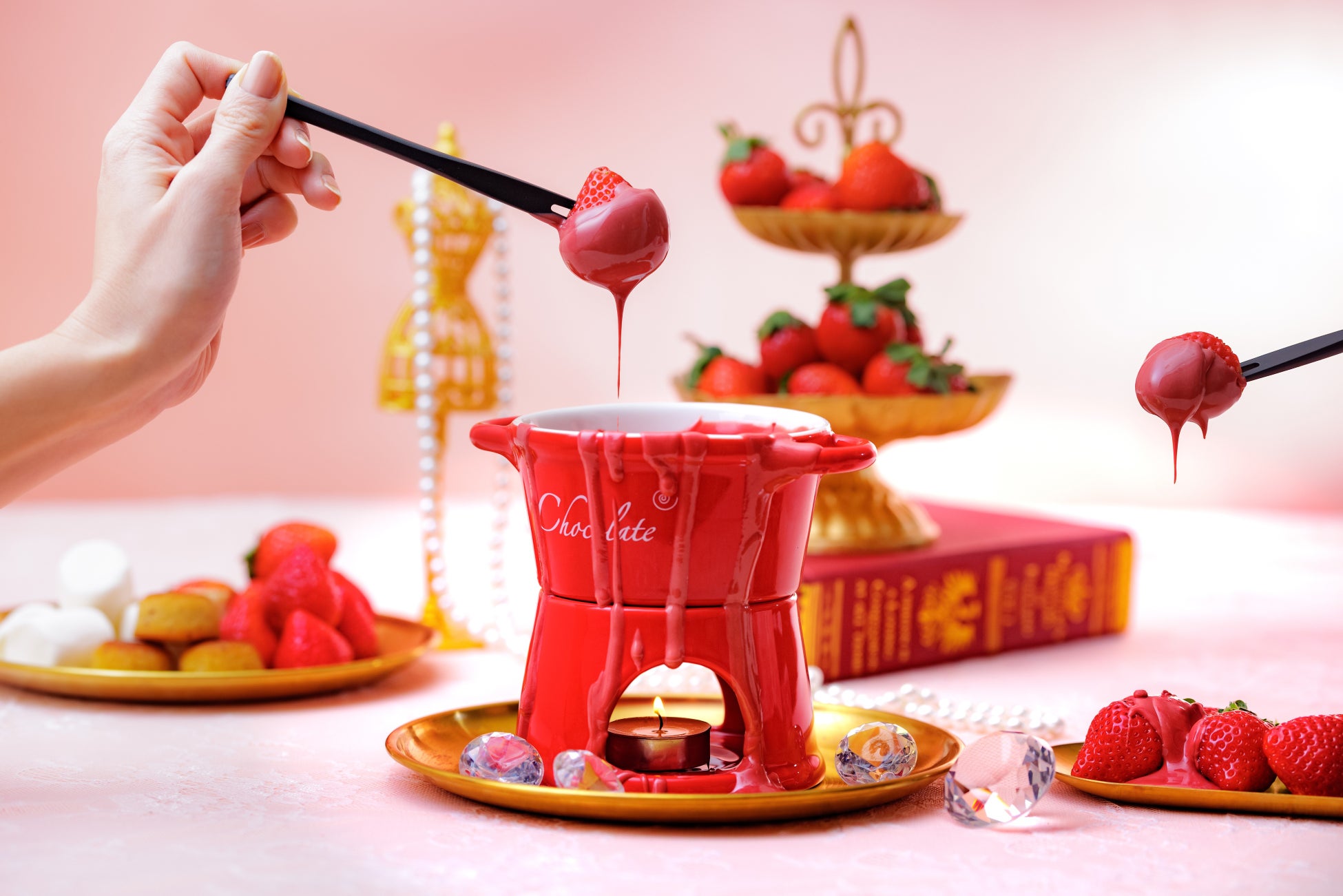 元祖いちごビュッフェに、乙女心をくすぐるピンクのチョコレートフォンデュが新登場！