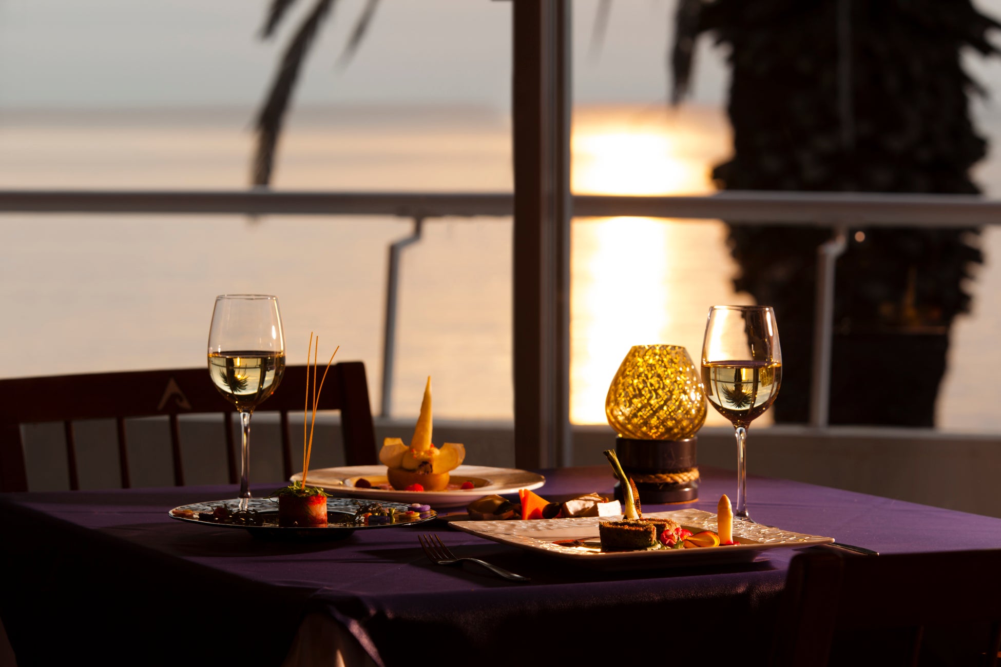 【隠れ家リゾートのクリスマス】三浦・リビエラシーボニアマリーナ｜富士山を望むレストランでの美食と、星降る夜を楽しむグランピングステイ＆サウナ