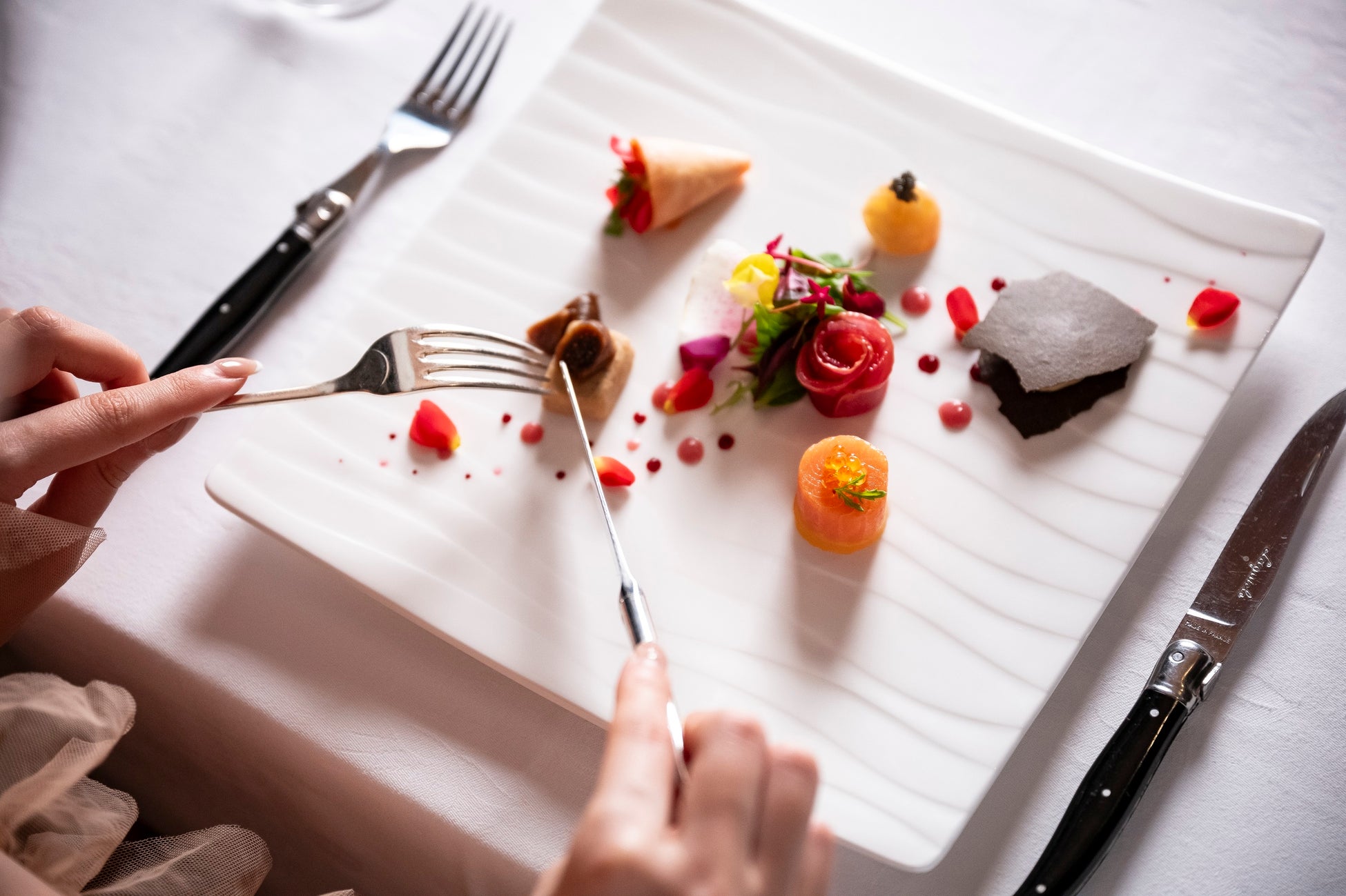 【びわ湖大津プリンスホテル】花言葉はあなたに出会えてよかった　“5本の薔薇”をお皿の上に表現した特別なバレンタインコース