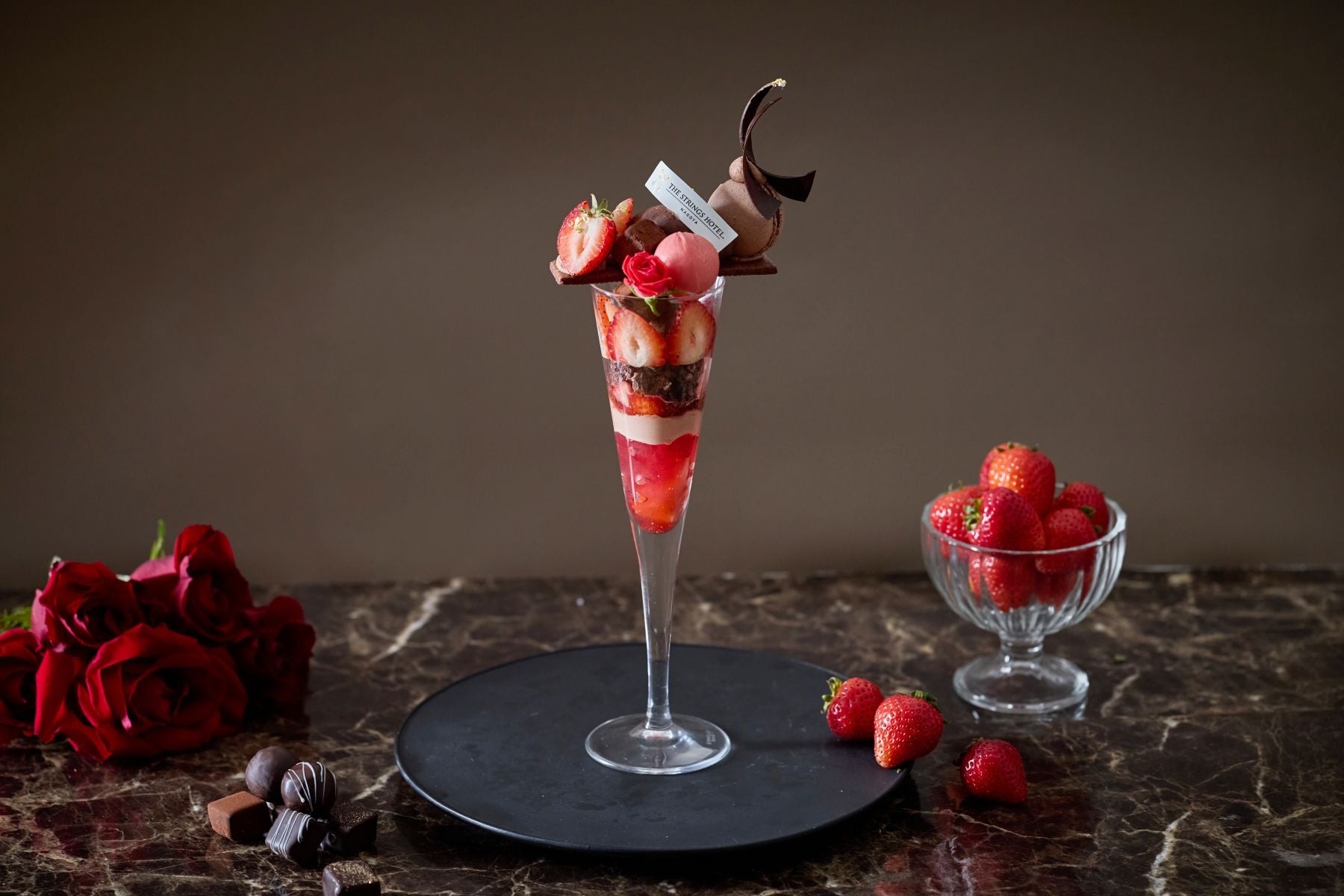 【名古屋】＜開業10周年記念＞旬の苺とチョコレートを使用！“大人のバレンタイン”をイメージした贅沢なグラスデザート「大人のご褒美パフェ～Strawberry&Chocolate～」