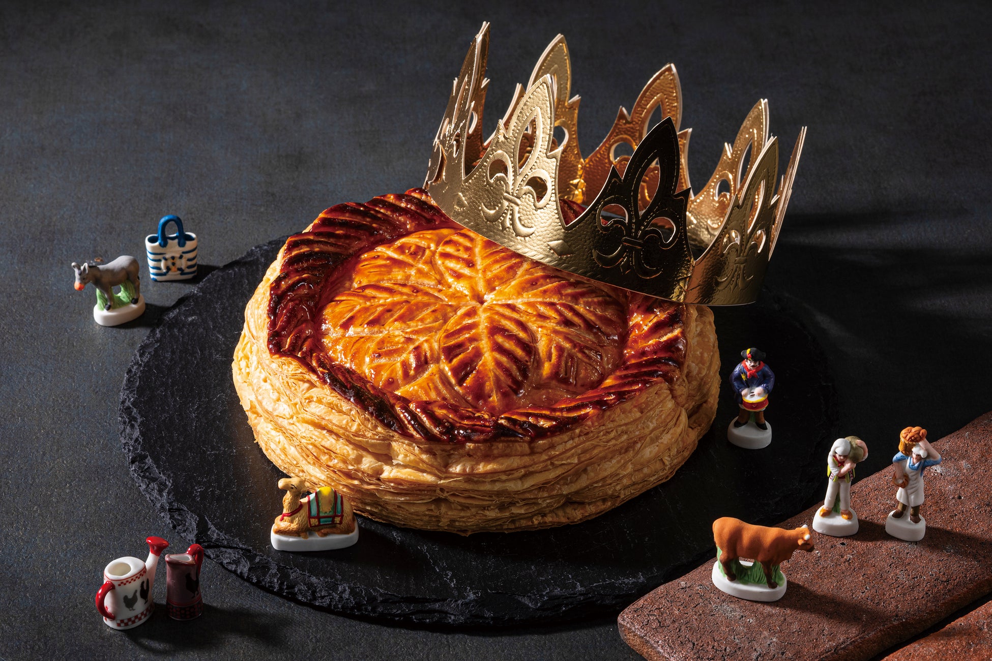 1年間の幸運を占う王冠のパイ フランスの伝統菓子「ガレット・デ・ロワ」を販売