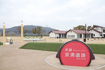 レトロ建築や巨大クリスマスツリーなど撮影スポット豊富な安満遺跡公園でコスプレを楽しもう