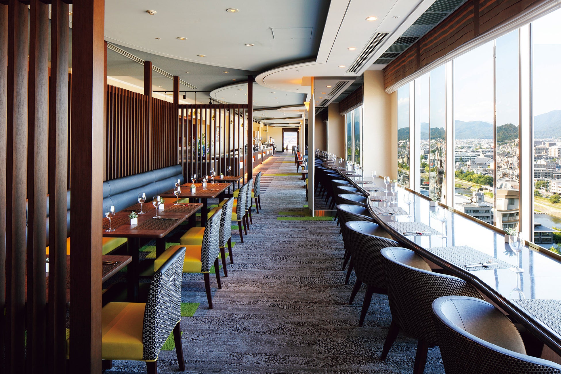 ikura、新橋グランハマーに「AIインバウンド担当」を実装 WhatsAppとAIで問い合わせ・予約を自動化