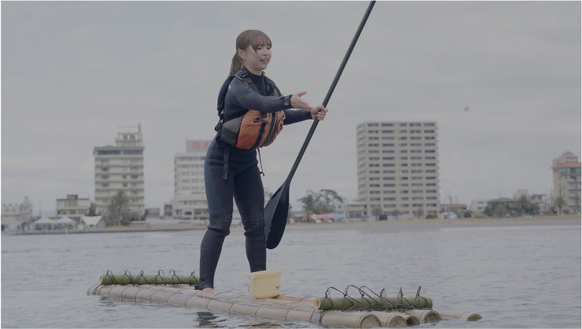 「海草アマモ」の種を、SUPで海上から種まき！浜名湖を取り囲む2市（浜松市・湖西市）で実施し、アマモ再生への思いをたすきに書いてリレーを行いました！