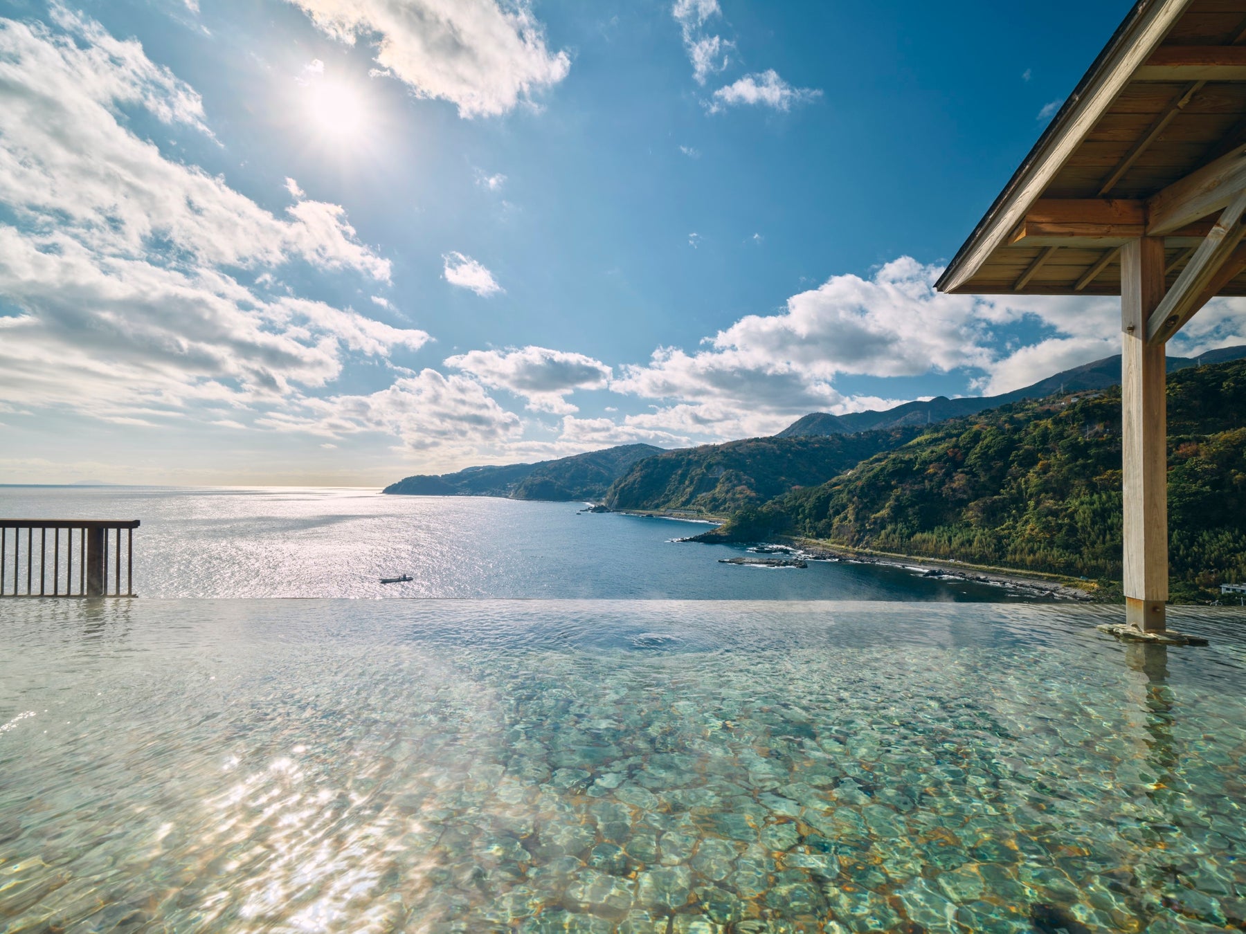 太平洋を一望できる絶景露天風呂を備えた「赤沢日帰り温泉館」がラウンジ・温暖浴を新設し、さらに充実した温泉施設としてリニューアルオープン