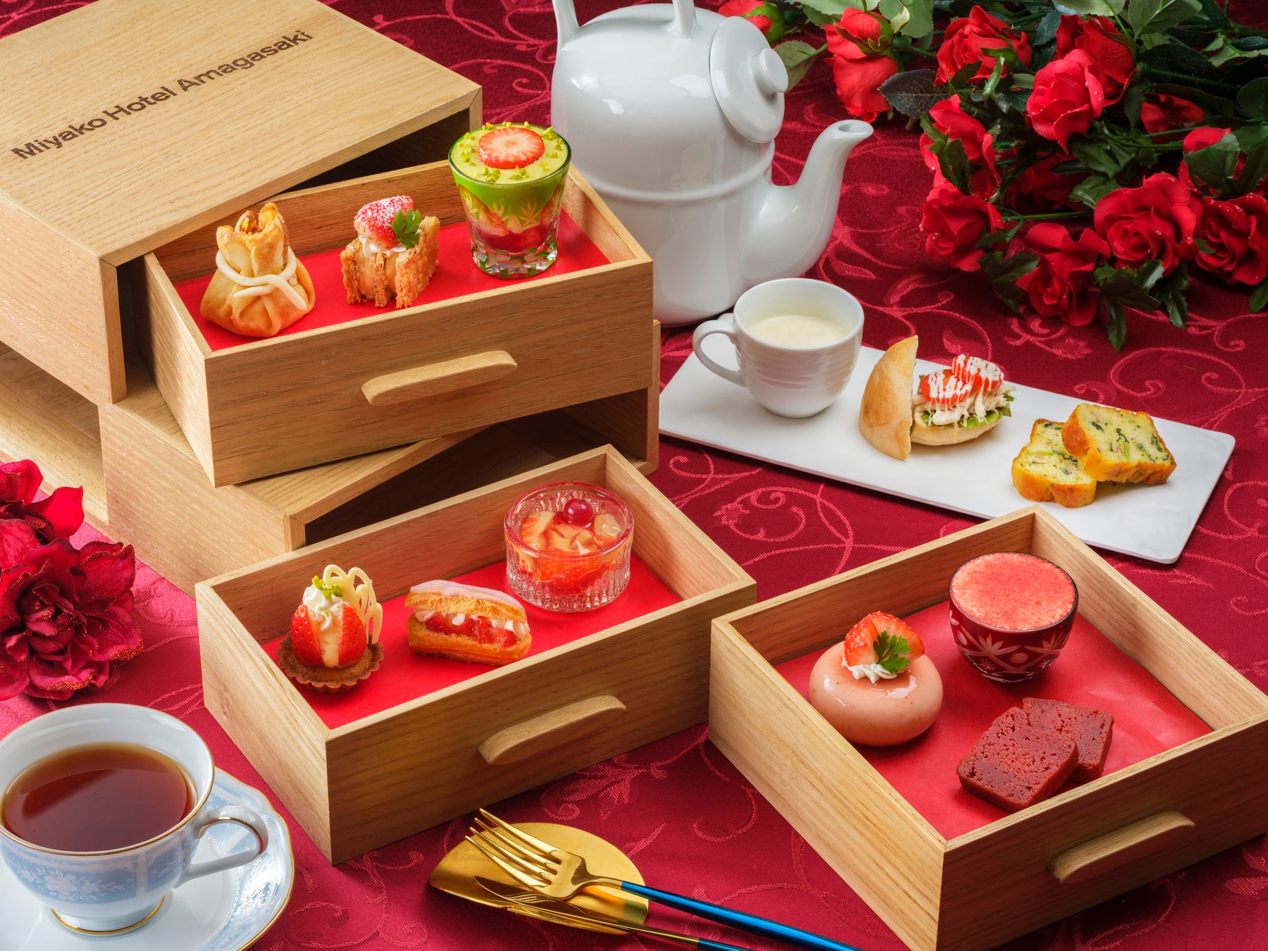 【都ホテル 尼崎】甘くときめく冬のご褒美「ストロベリーアフタヌーンティー」を販売