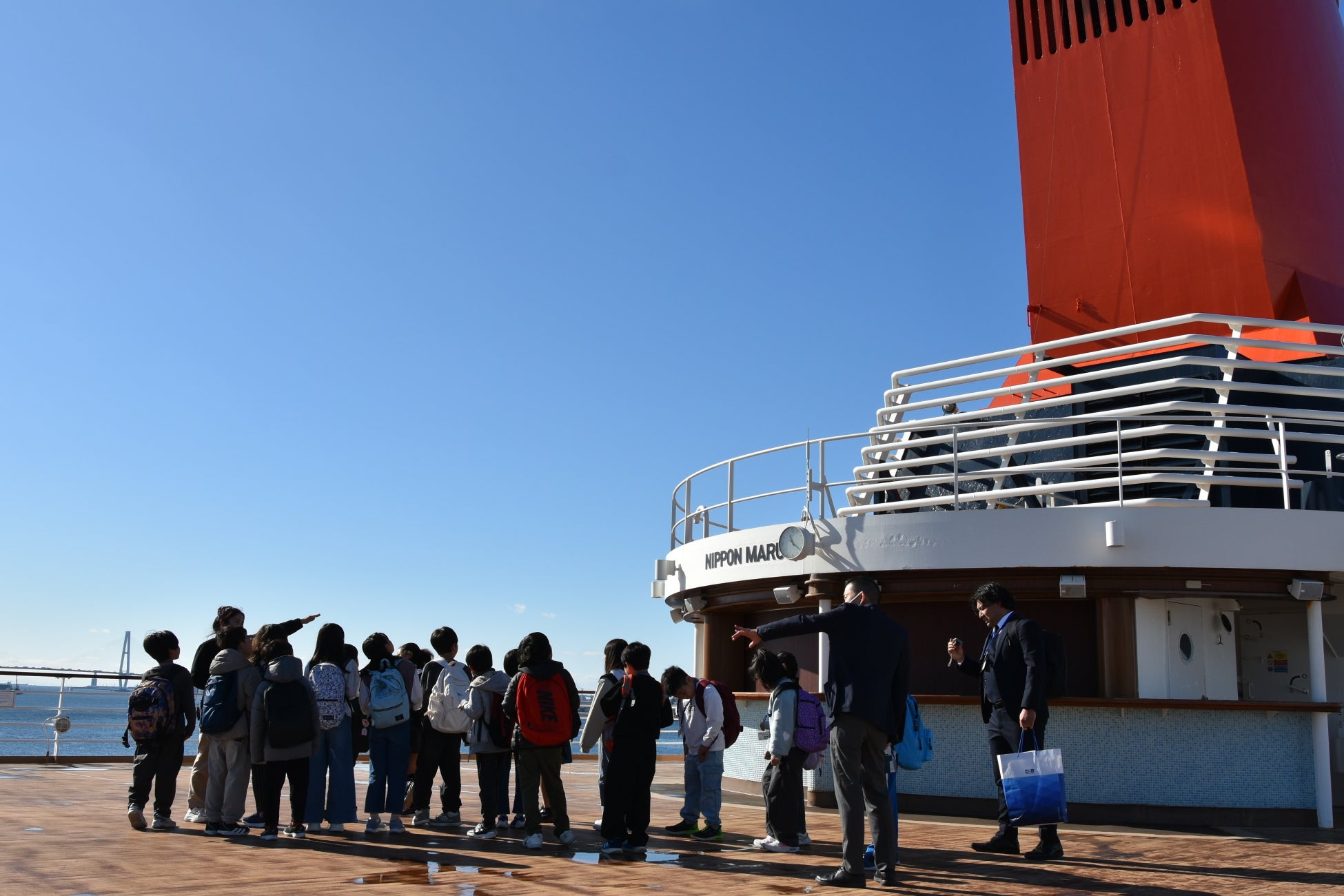 【星のや沖縄】琉球のおもてなしを現代に昇華。海と春の花々の香りに包まれた、プールサイドでの優雅な時間を楽しむ「海風アフタヌーンティー」今年も提供