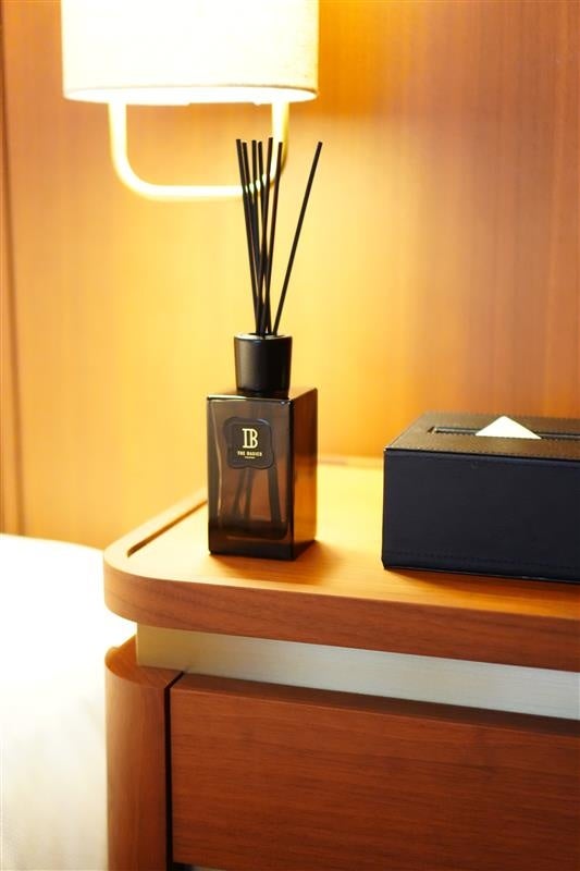 「旅の記憶を、香りで持ち帰る」THE BASICS FUKUOKA × セントカンパニー、オリジナルディフューザー『THE BASICS』を11月10日より販売開始」