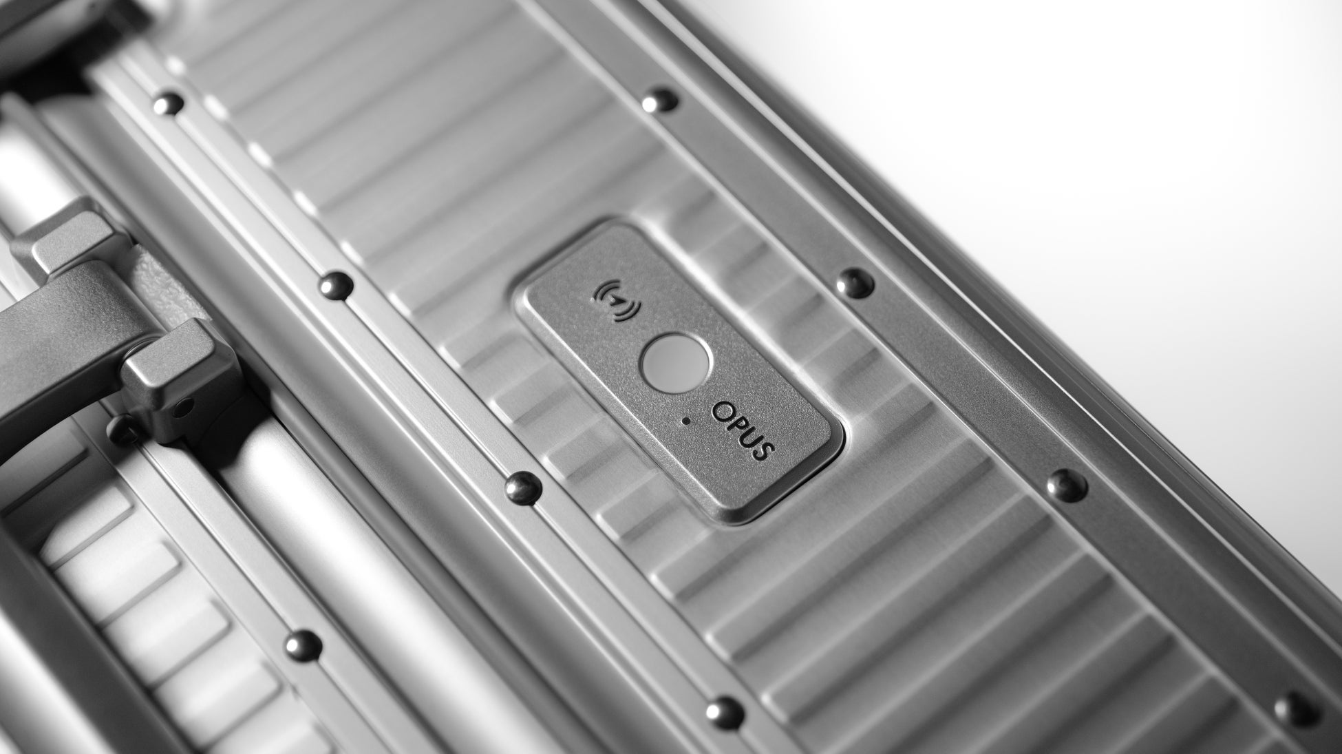 【業界初】位置情報を追跡する機能を搭載したアルミ製スーツケースの販売を開始