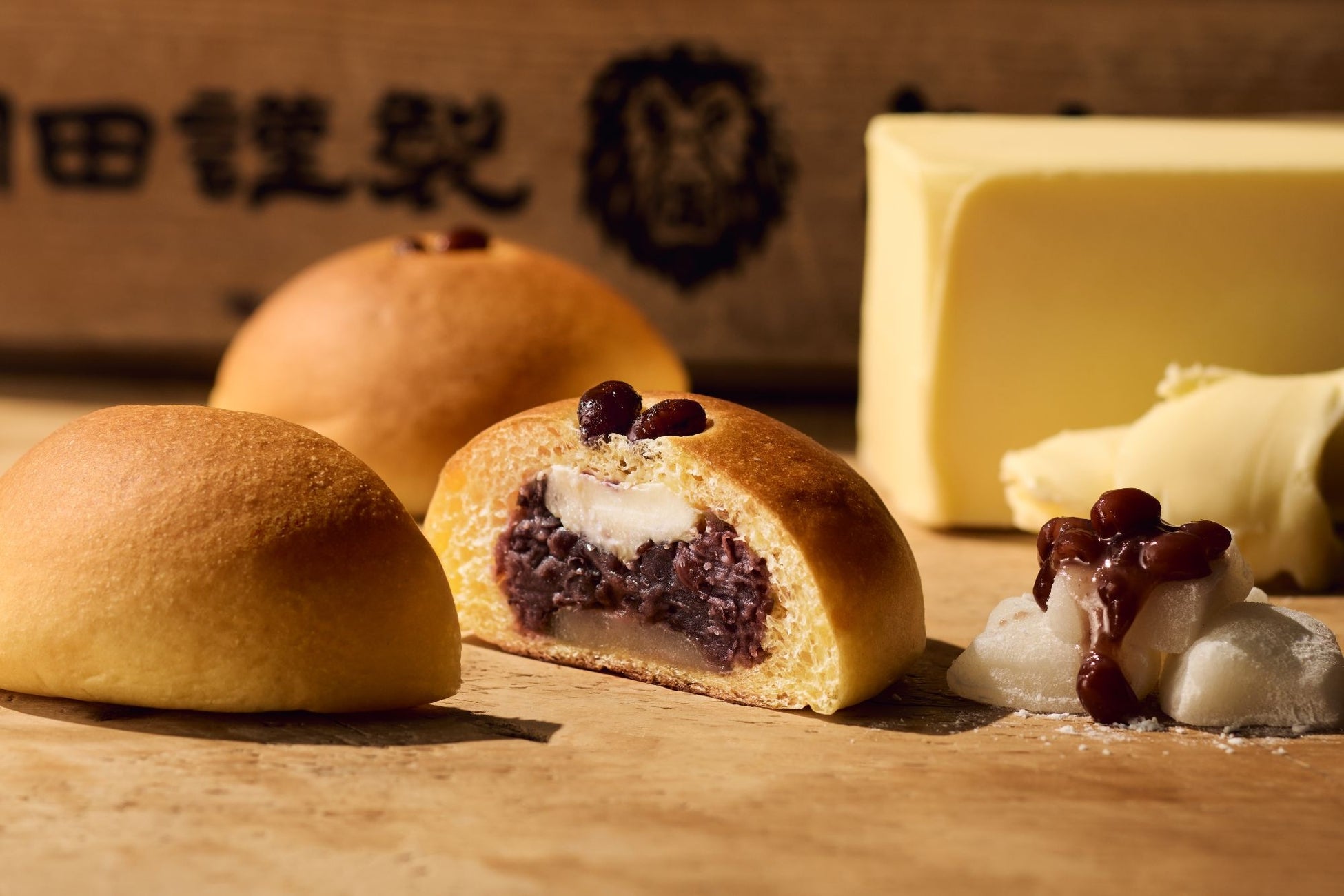 【岡田謹製 あんバタ屋】冬季初の季節限定商品「あんバタパン・冬餅」を2026年1月1日（元日）より新発売。～雪景色に降り積もる、暖かな幸せ。求肥とあんバタが織りなす「かまくら」のような口福～