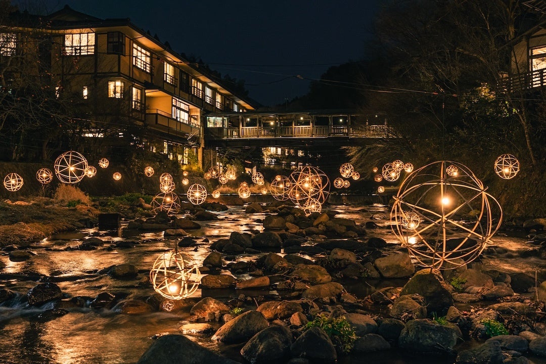 【熊本・黒川温泉】冬の風物詩「湯あかり」が2025年12月20日より開催。放置竹林を再生した手作りの灯篭が温泉街を彩る