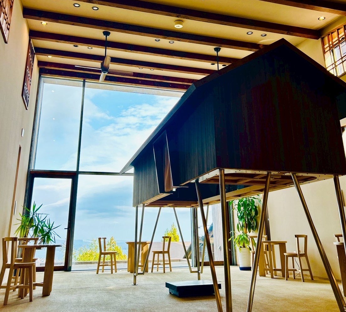 海を望む“小さな書架”が、旅の記憶をそっと刻む