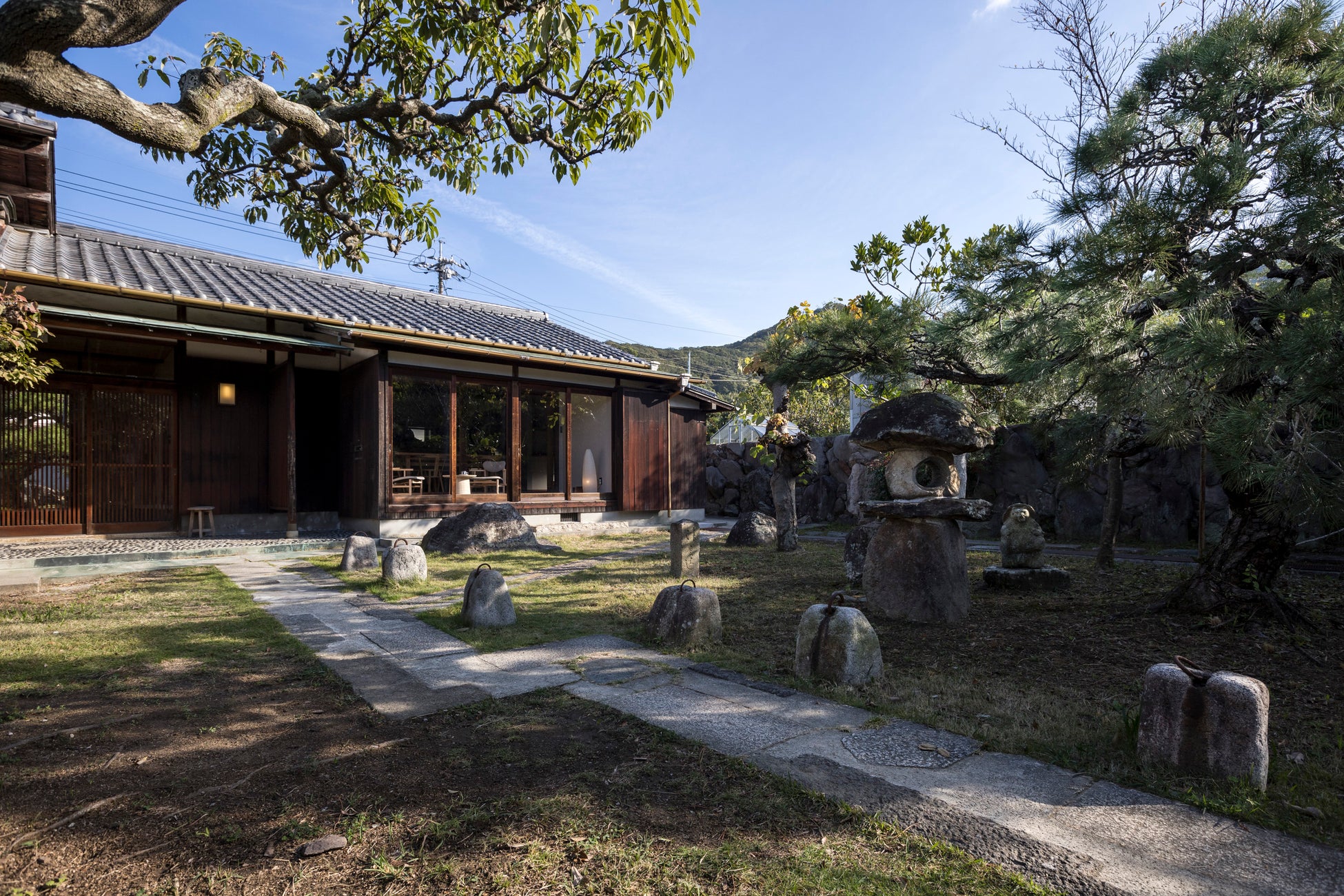 歴史ある玄関アプローチに並ぶ醤油の重石　産業の記憶を刻む風景をそのまま残した一棟貸し宿