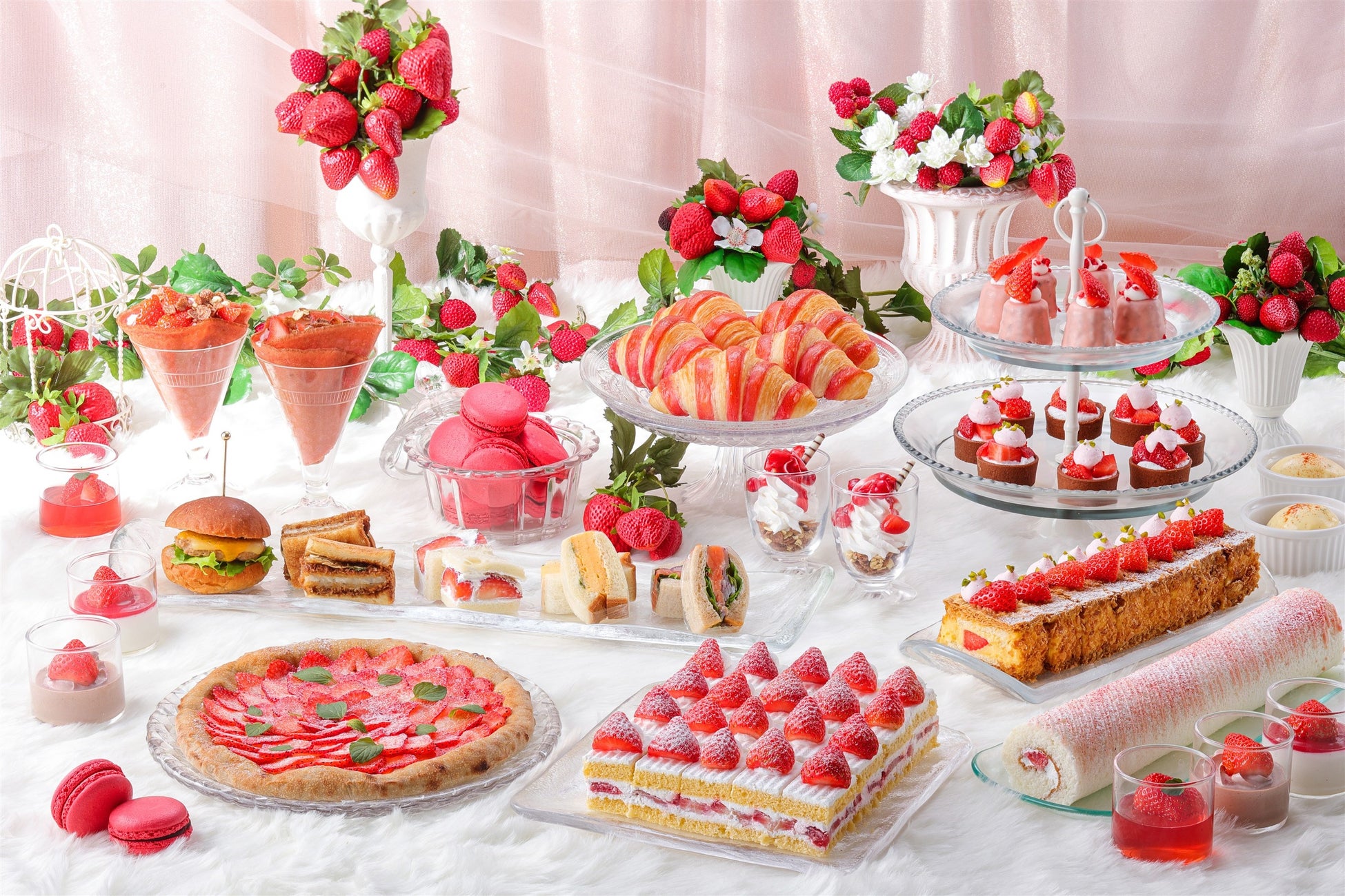 1ピース￥1,500超えの極上ショートケーキもお好きなだけ。いちごづくしのスイーツビュッフェ、本日よりスタート